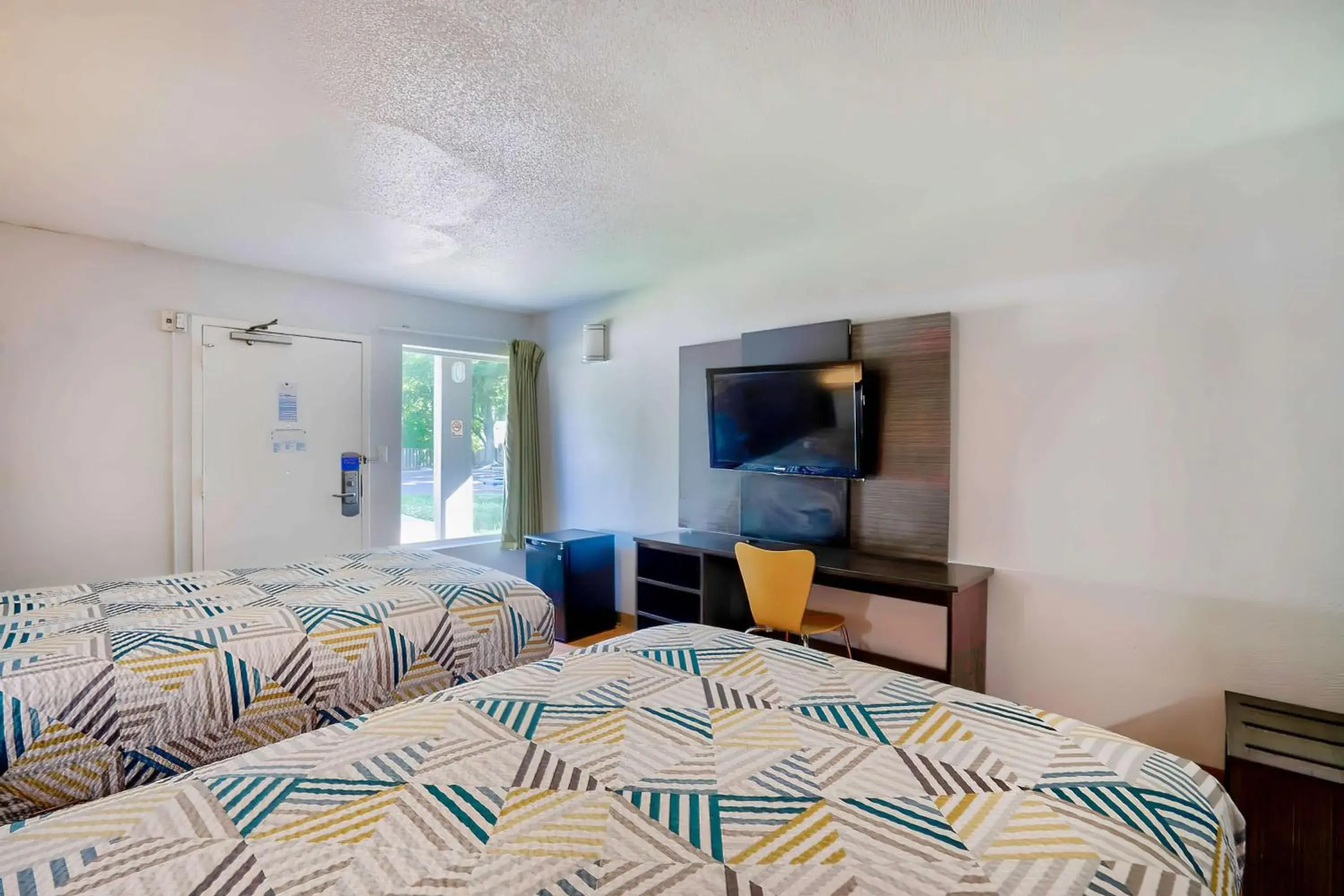 TV and multimedia, Bed in Motel 6 Virginia Beach