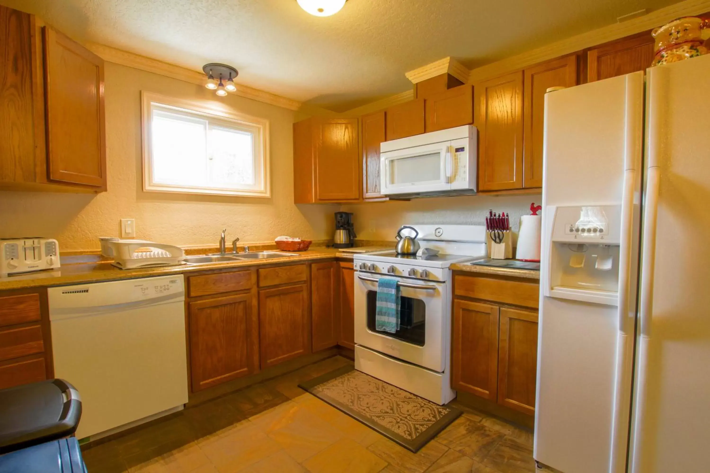 Kitchen or kitchenette, Kitchen/Kitchenette in Yellowstone Gateway Inn
