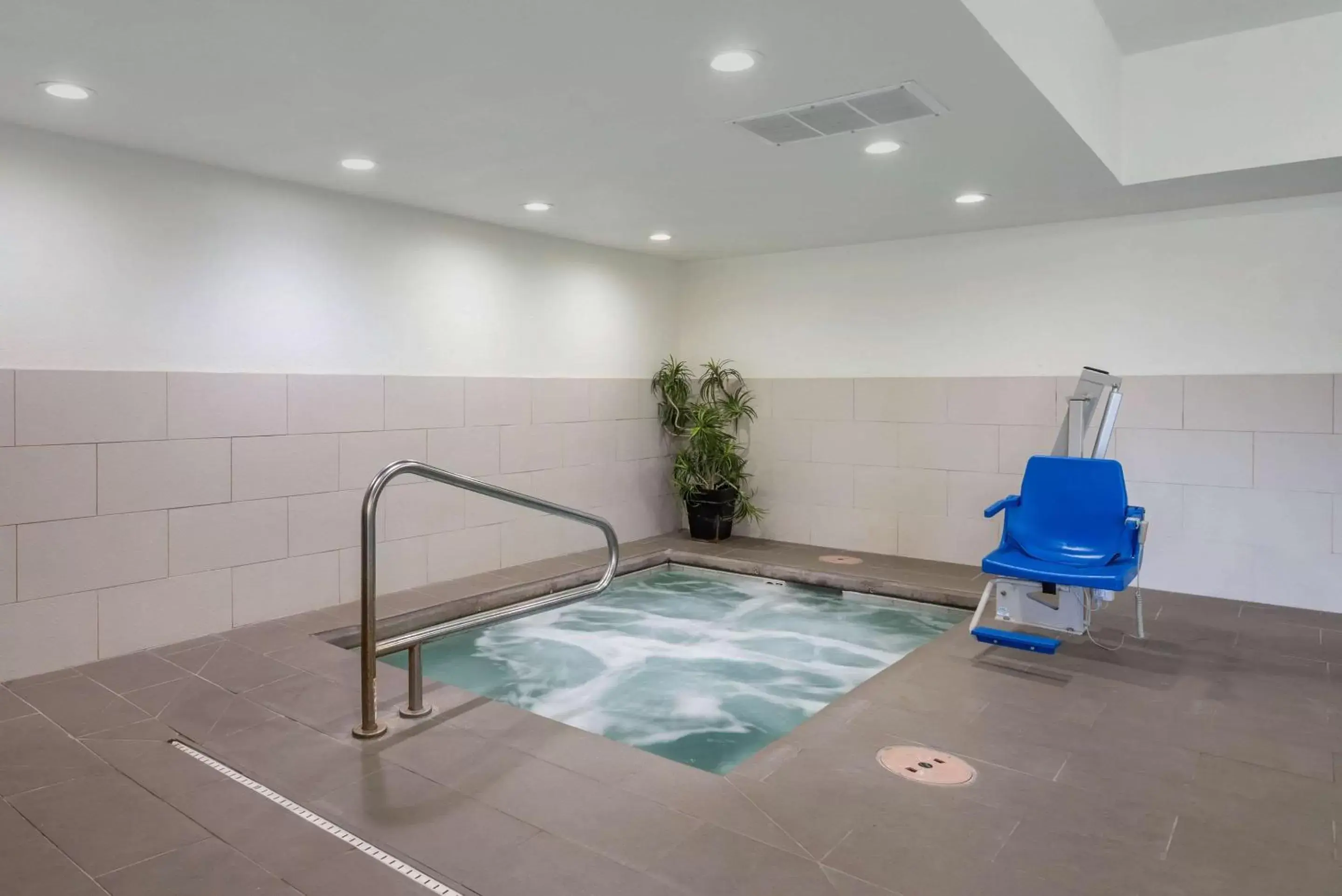 On site, Swimming Pool in Comfort Suites Fort Collins Near University