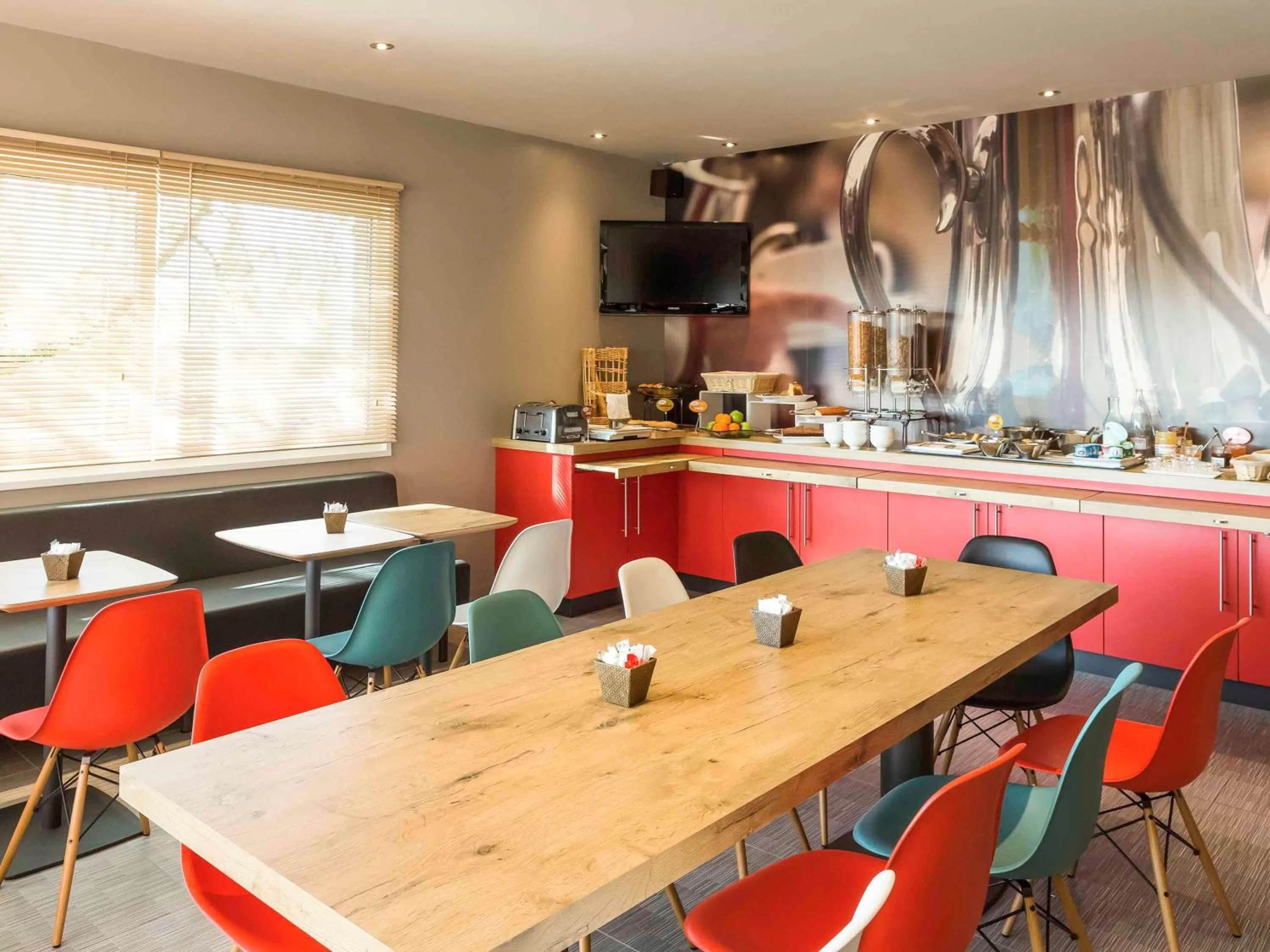 Restaurant/places to eat in ibis Lorient Centre Hôtelier