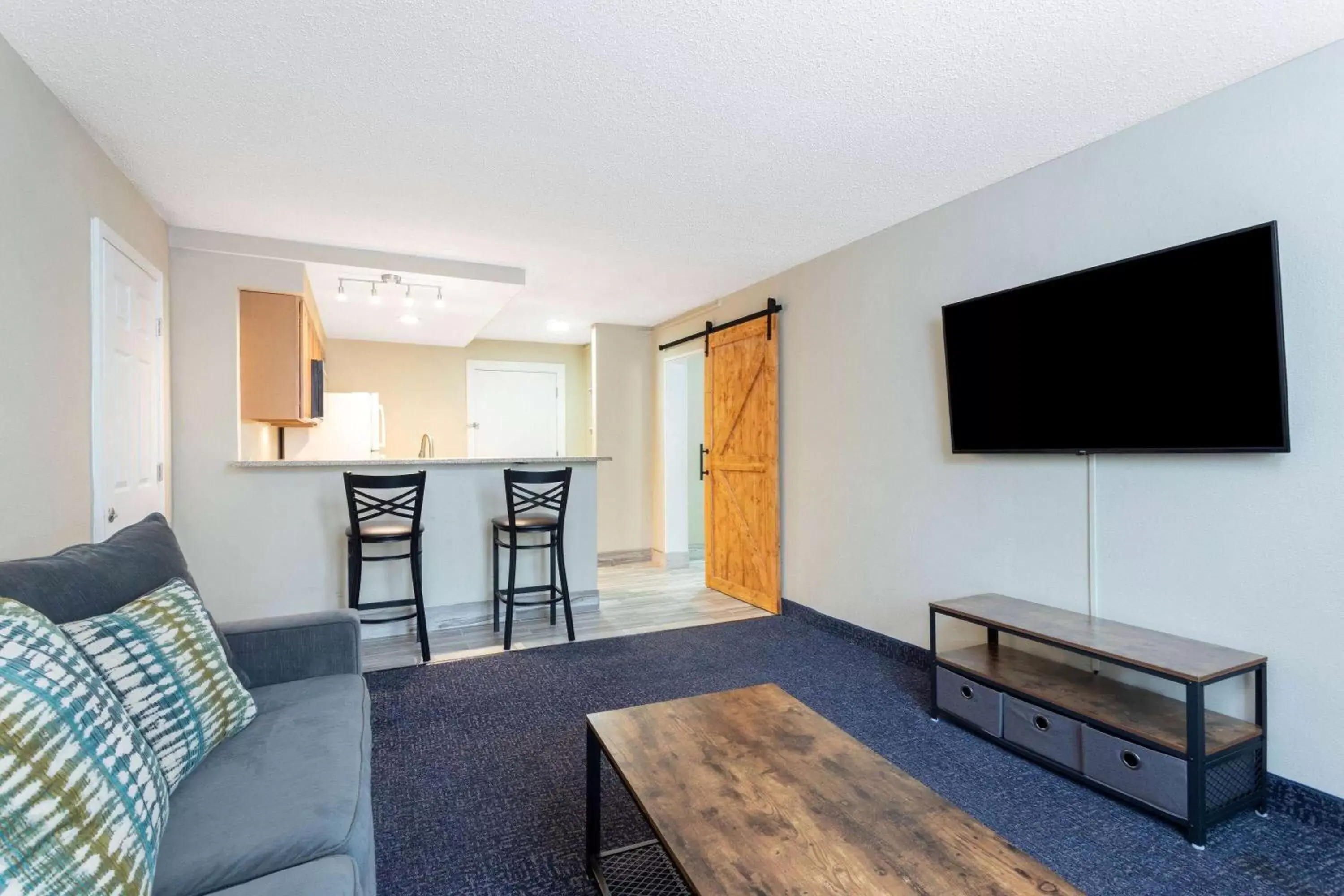 Photo of the whole room, TV/Entertainment Center in Days Inn and Suites by Wyndham Hammond, IN