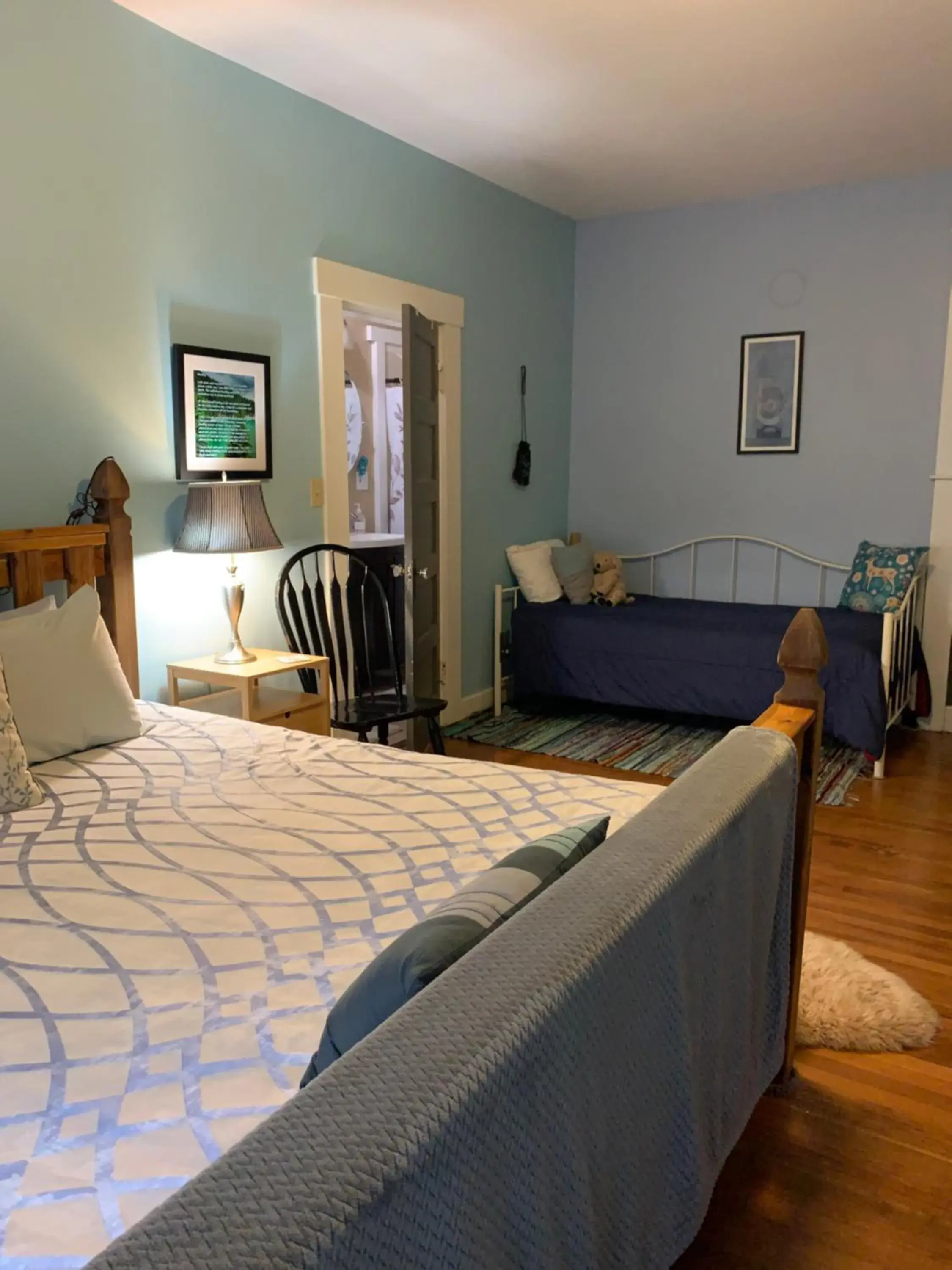 Bedroom, Bed in Mountain Meadows Inn