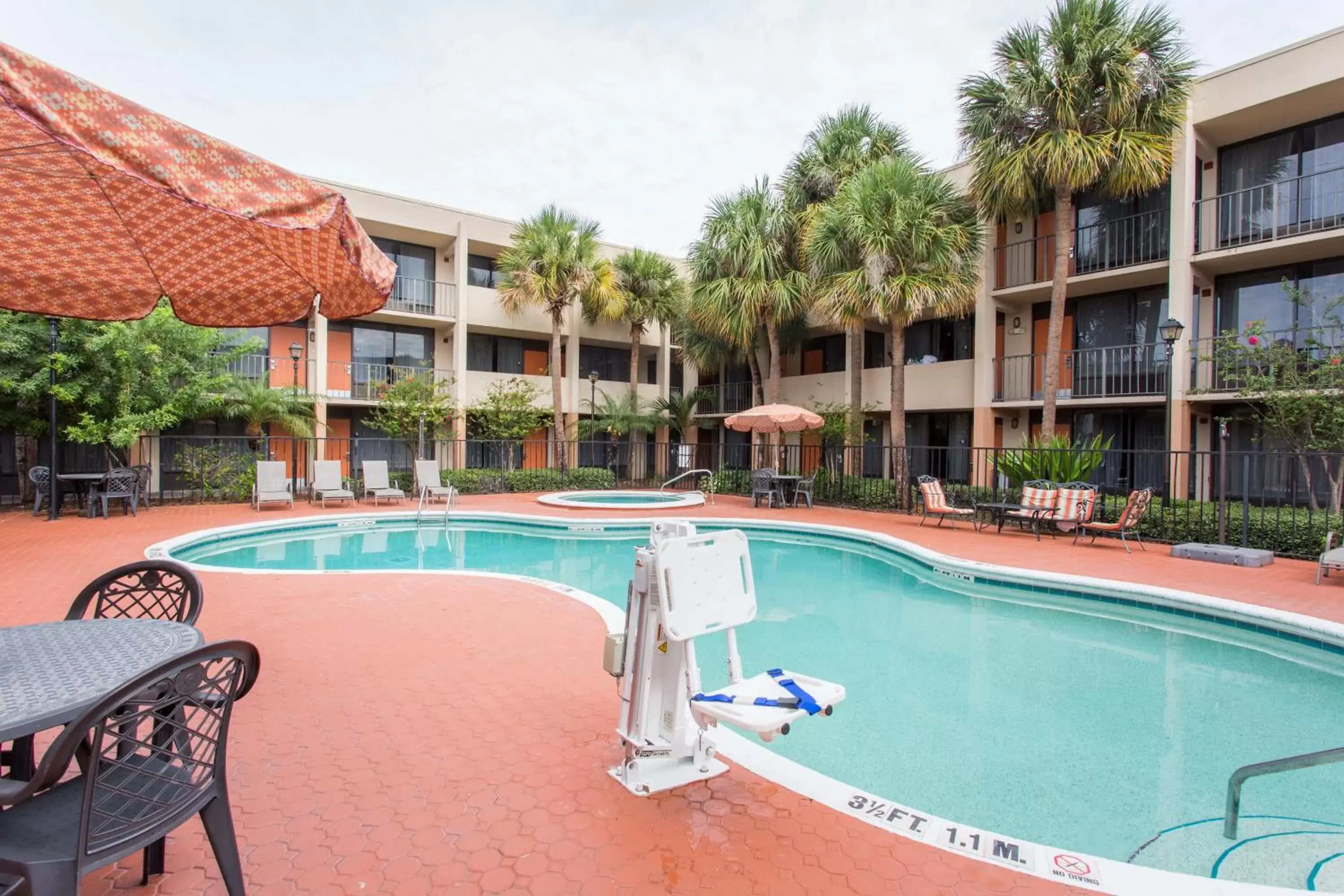 Hot Tub, Swimming Pool in Days Inn & Suites by Wyndham Orlando Airport