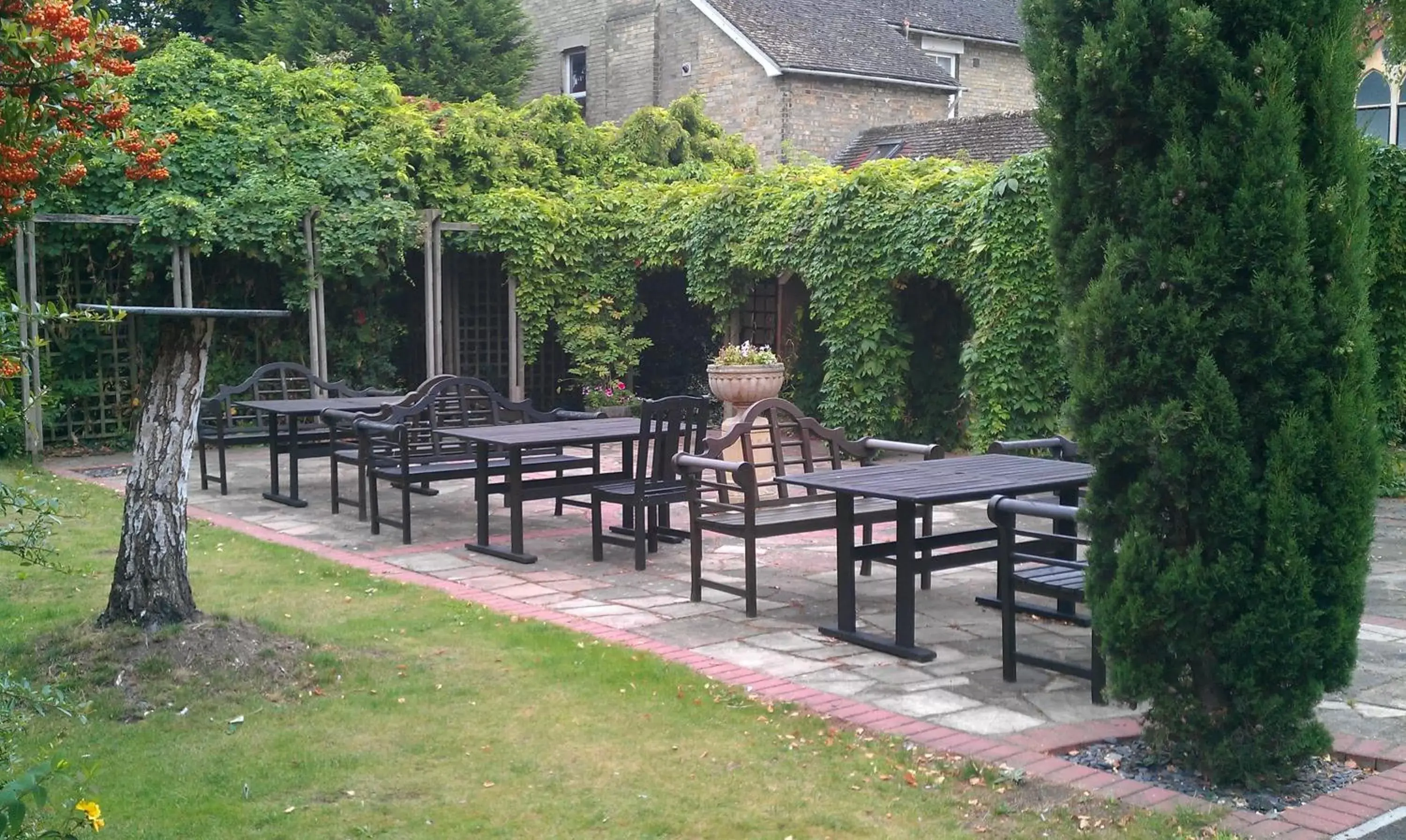 Garden in Oliver Cromwell Hotel