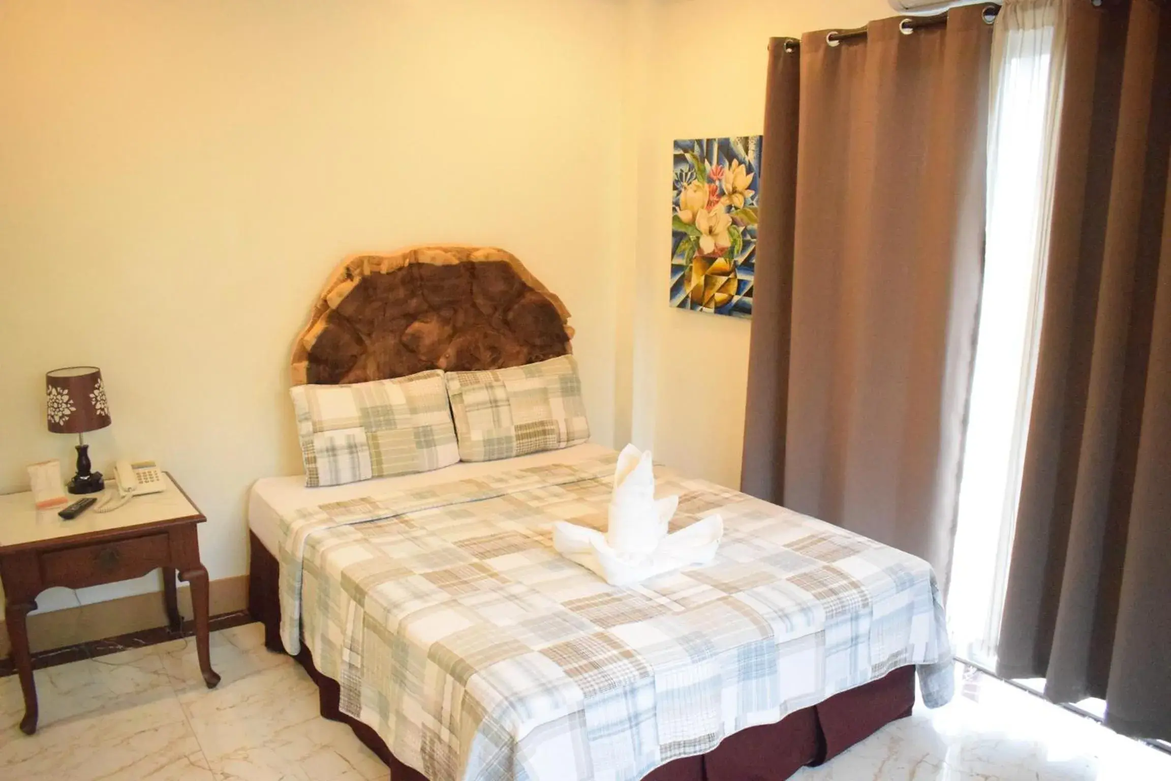 Bed in Villa de Sierra Vista Bay and Mountain View Inn