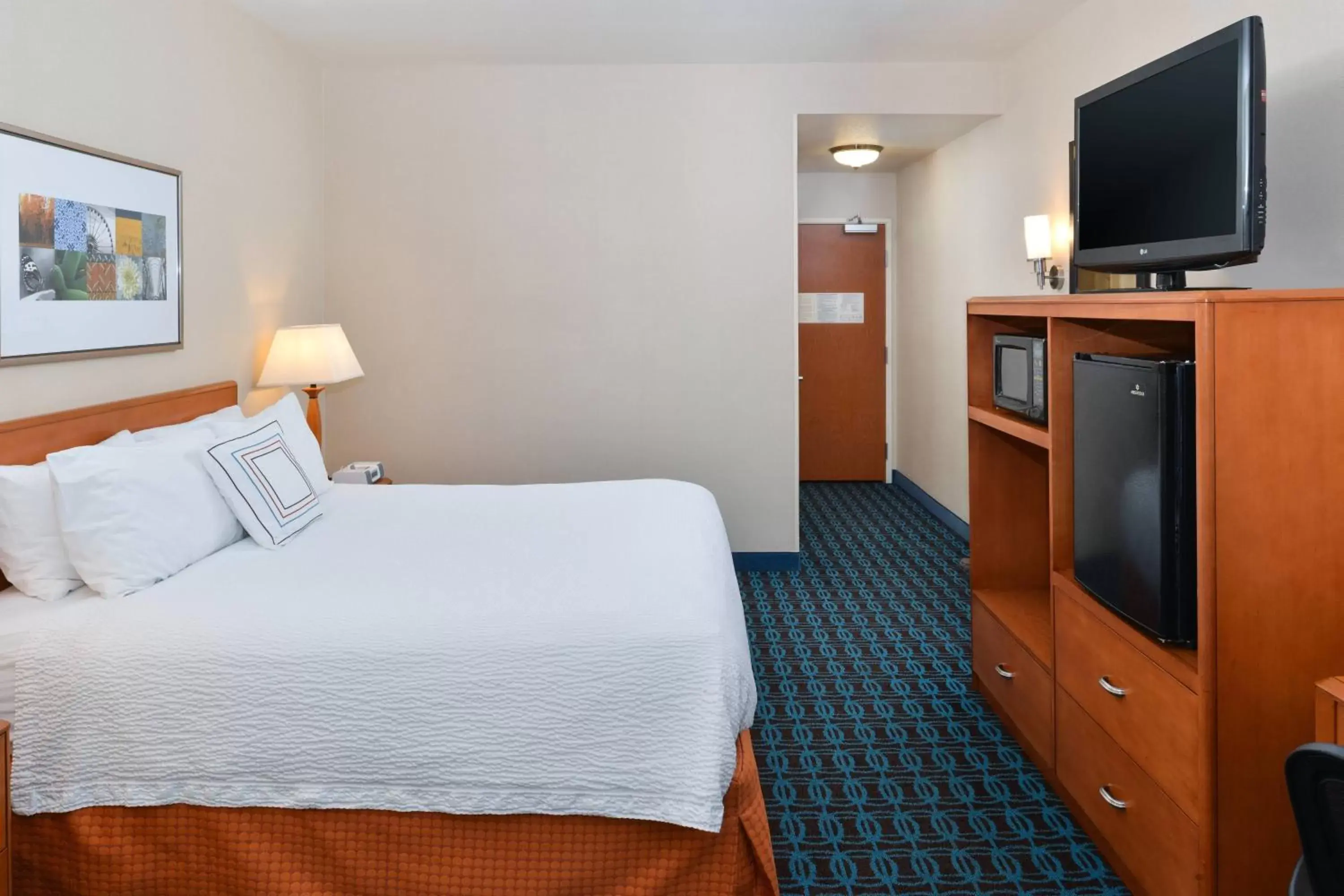 Photo of the whole room, TV/Entertainment Center in Fairfield Inn and Suites by Marriott Elk Grove