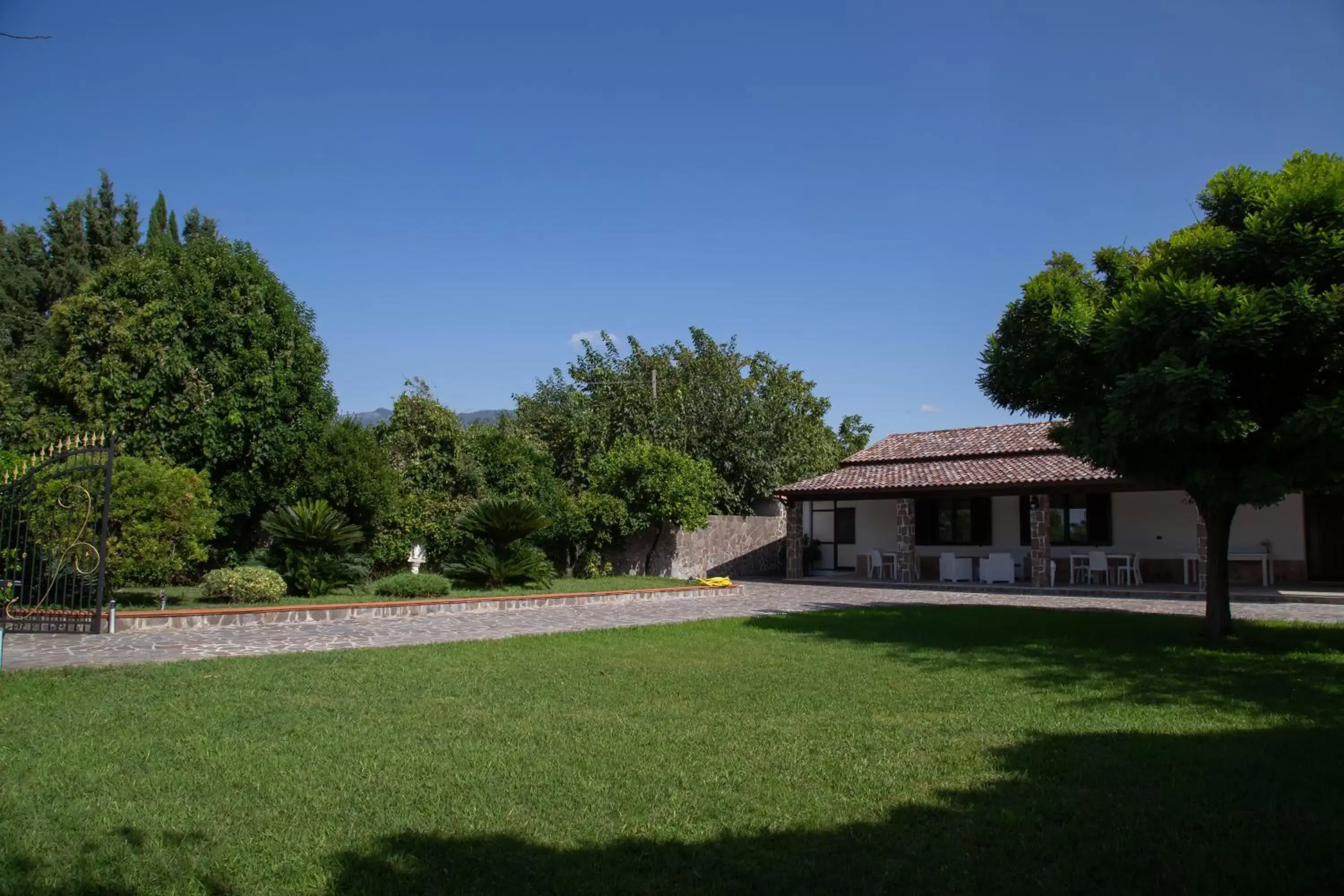 Garden view, Property Building in B&B Villa dei Sogni