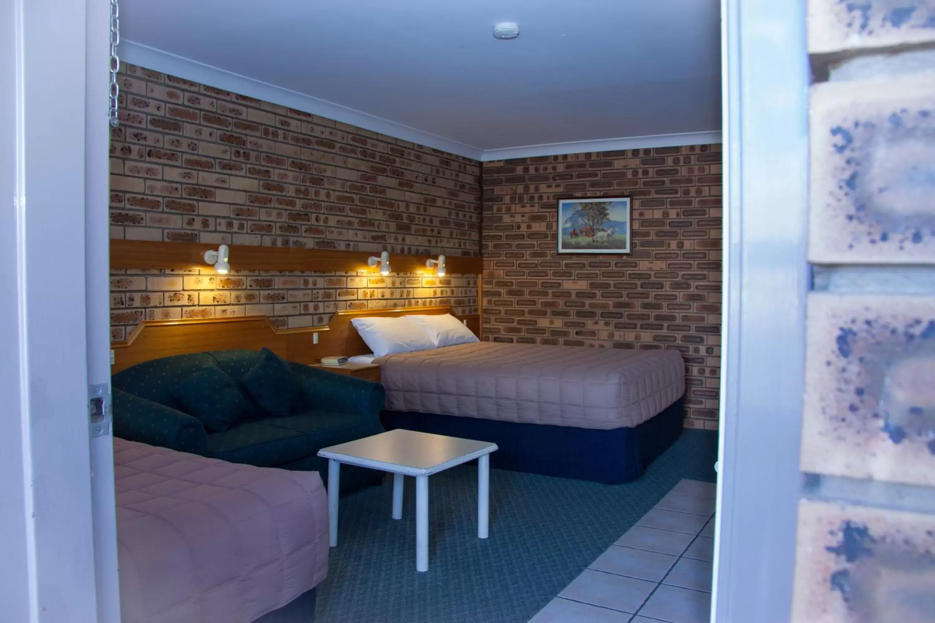 Photo of the whole room, Bed in Mid Town Inn Narrabri