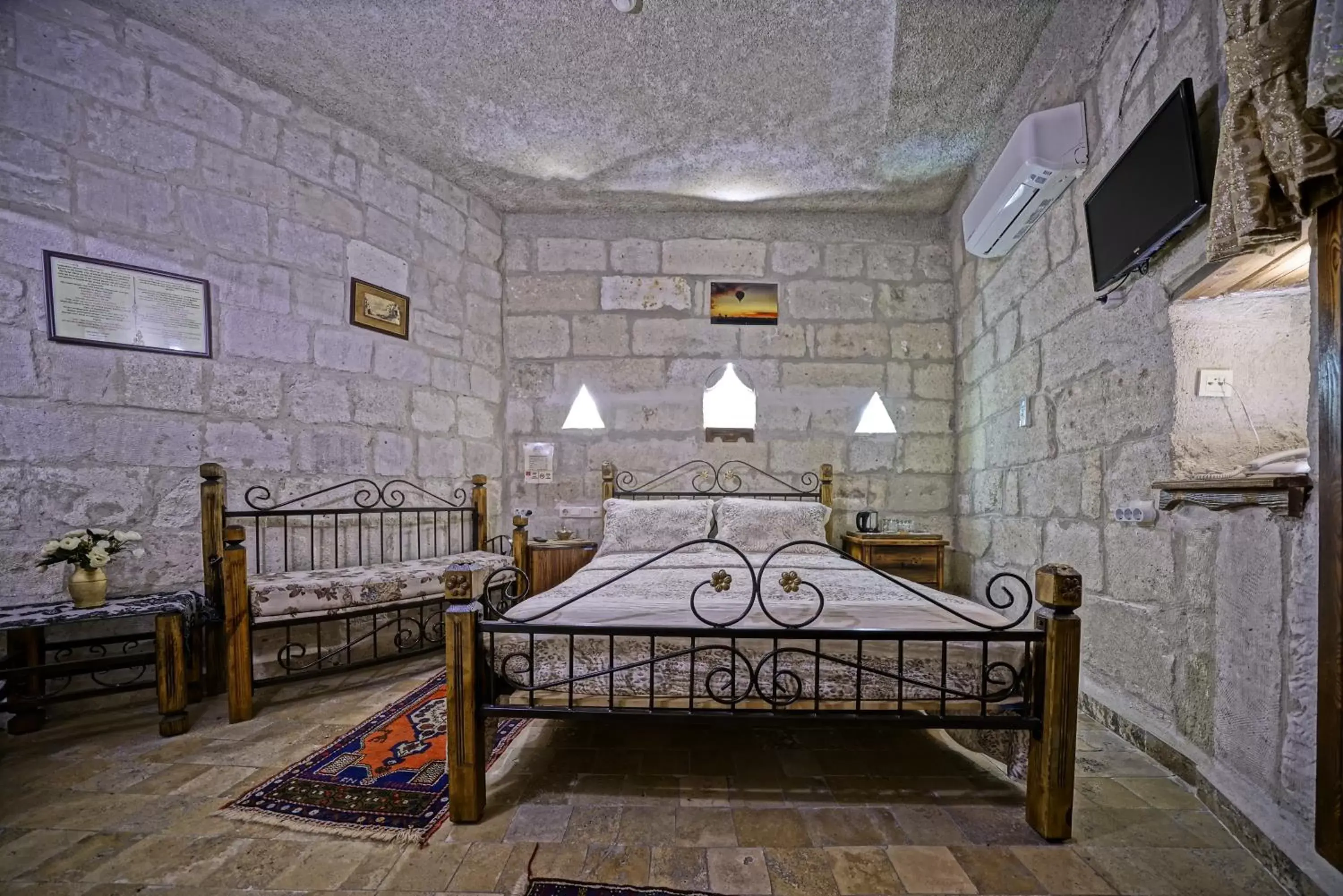 Photo of the whole room, Bed in Maccan Cave Hotel