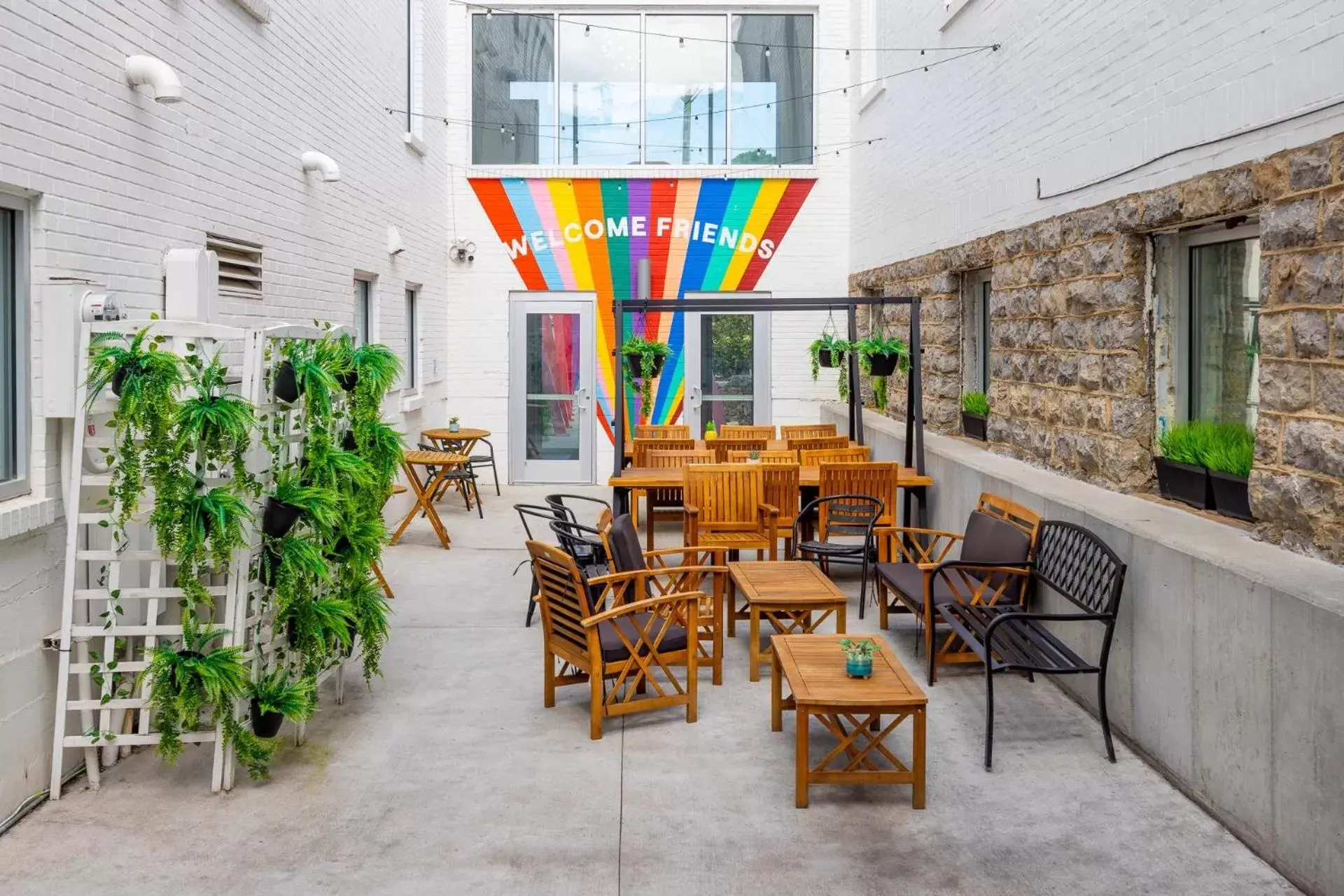 Inner courtyard view, Restaurant/Places to Eat in The Gallatin