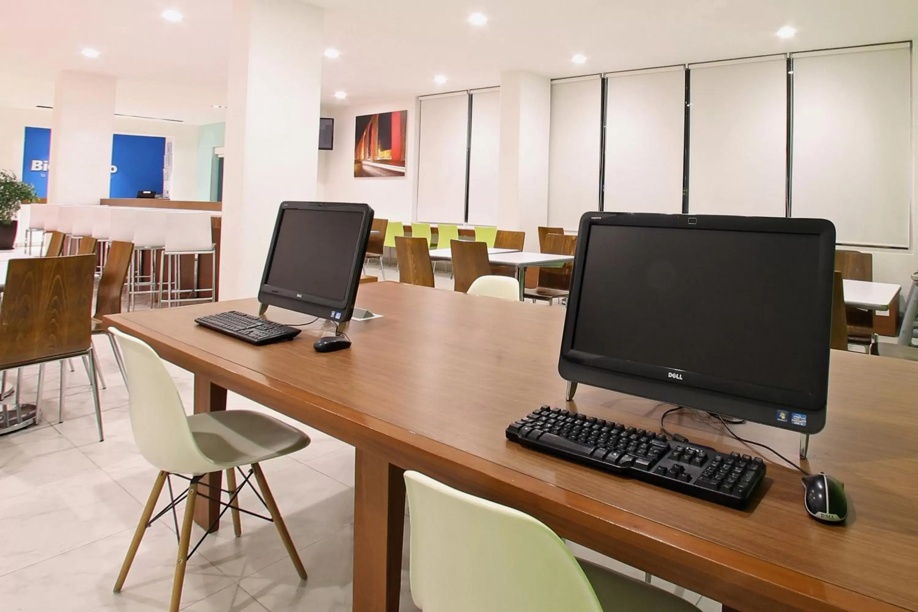 Business facilities in One Queretaro Plaza Galerias