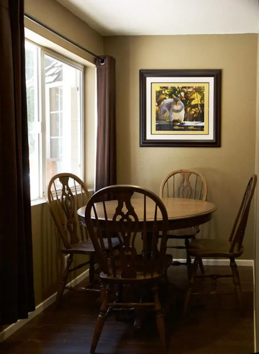 Dining Area in Silver Pines Lodge