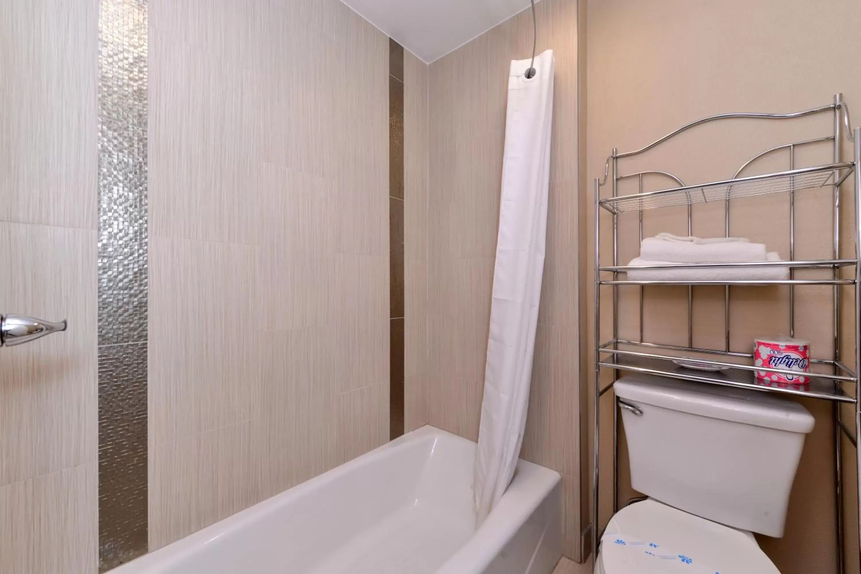 Shower, Bathroom in Highlander Motel