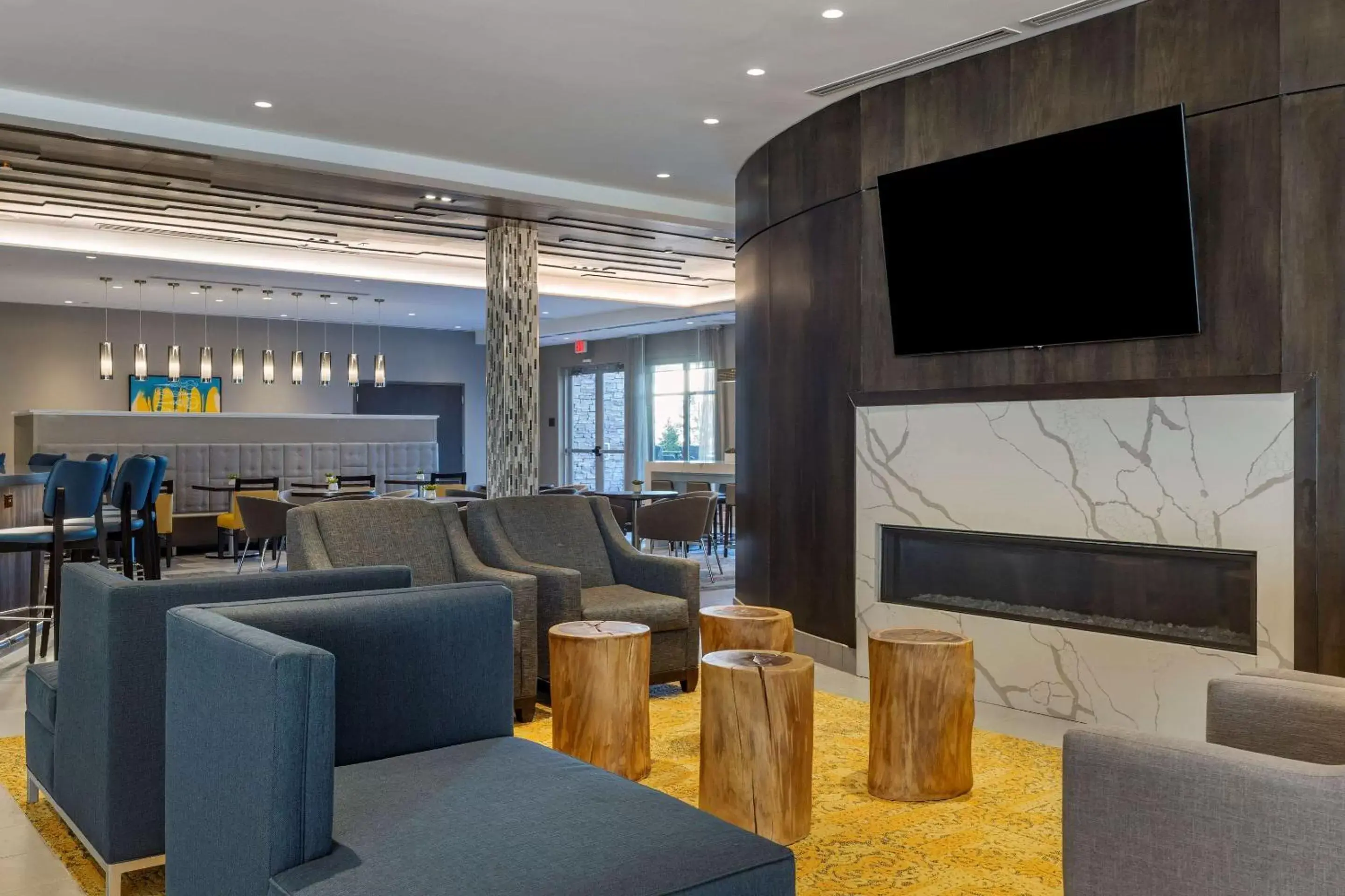 Communal lounge/ TV room, Lounge/Bar in Cambria Hotel Manchester South Windsor