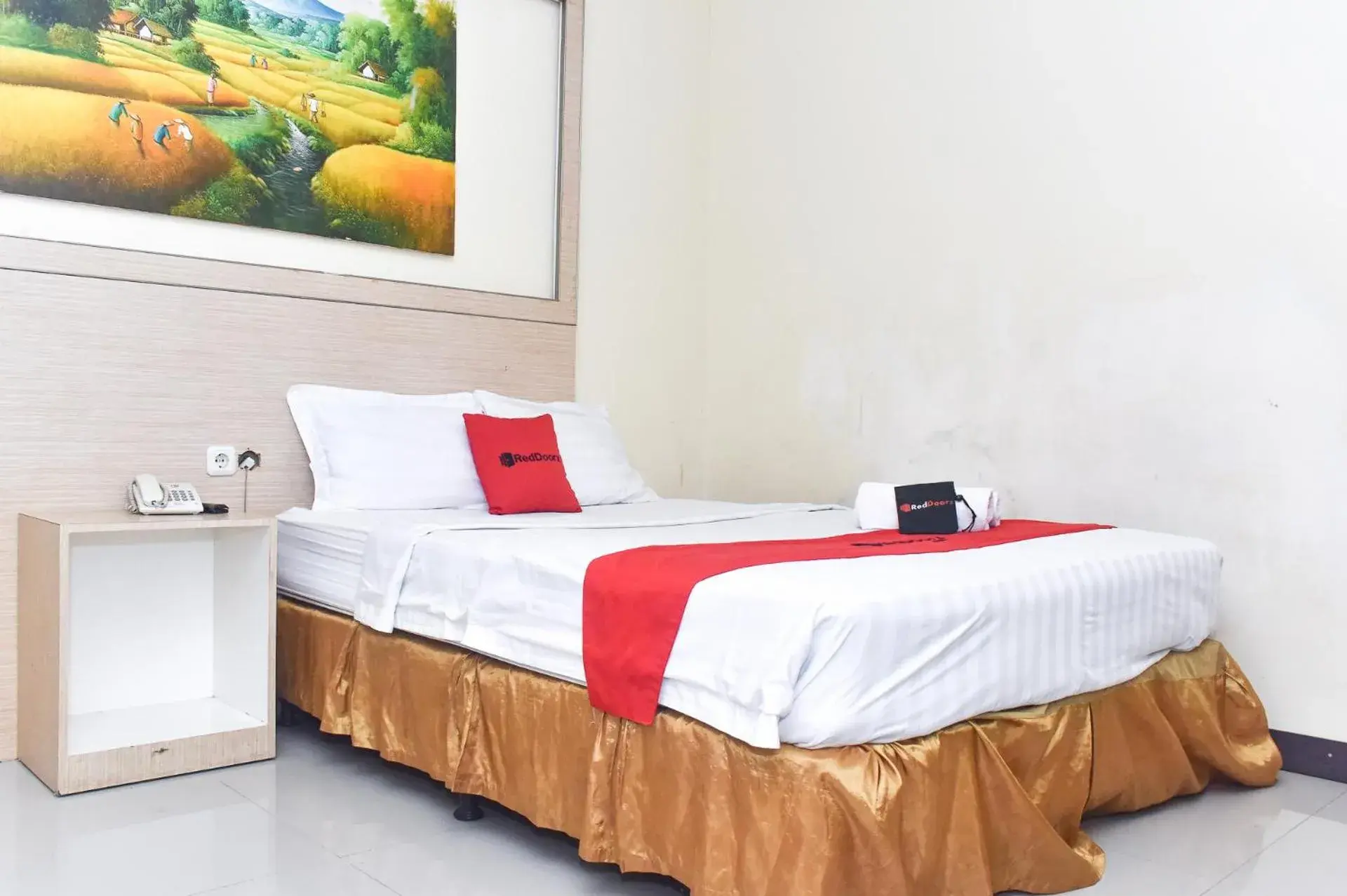 Bedroom, Bed in RedDoorz Plus near Sultan Hasanuddin Airport