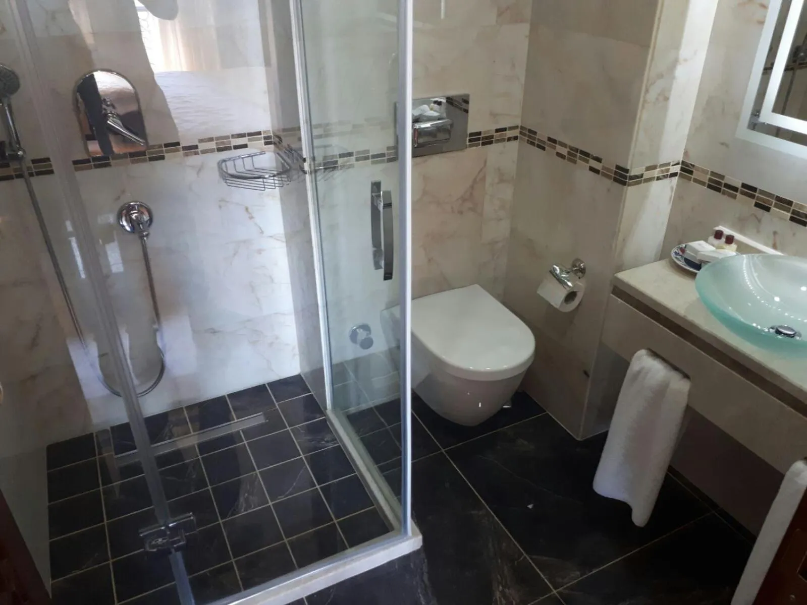 Bathroom in Lalinn Hotel