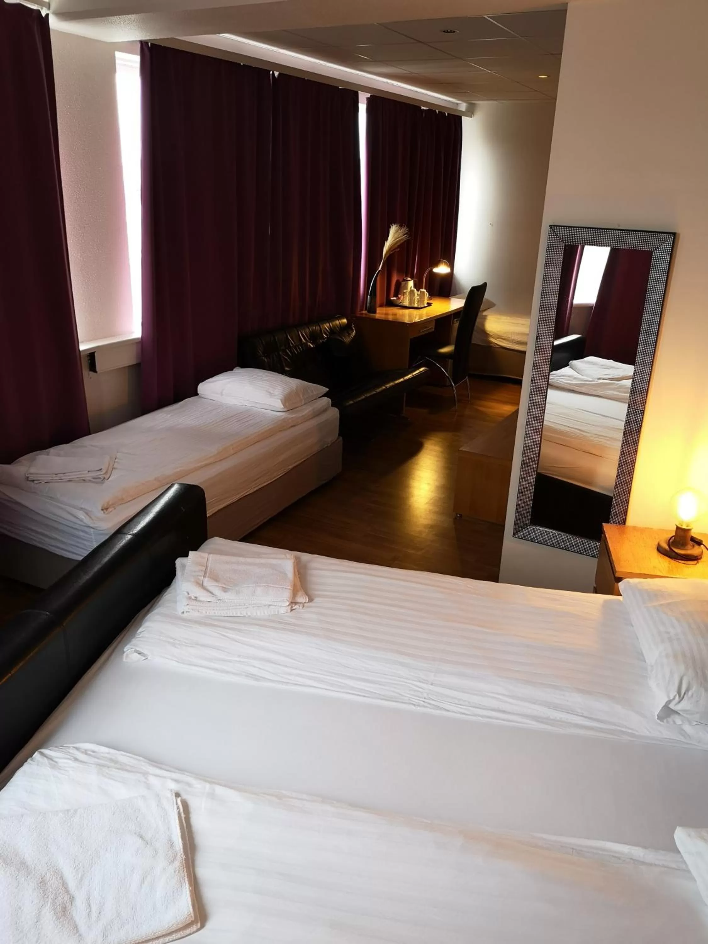 Bed in 101 Guesthouse Hotel