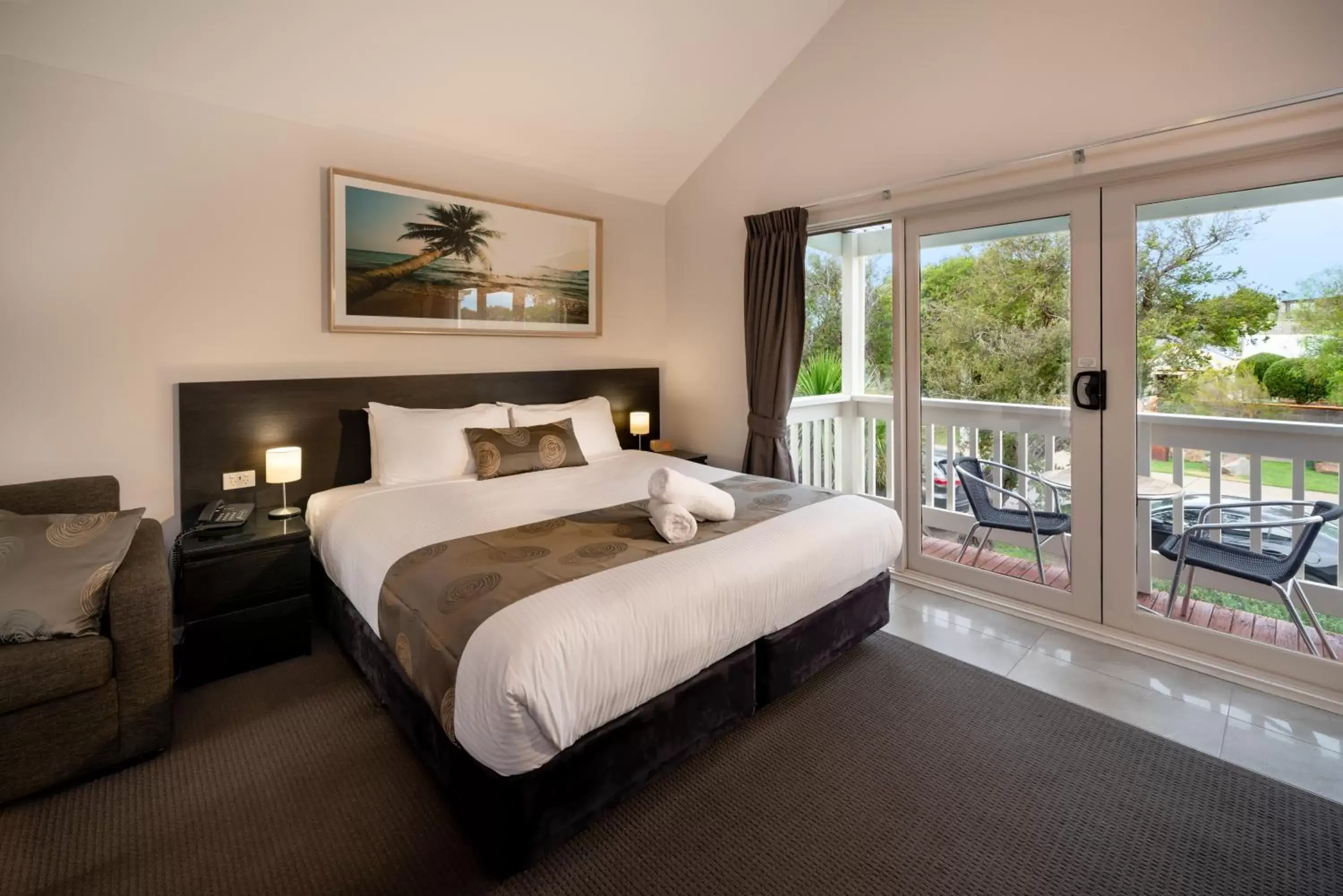 Bed in Boathouse Resort Studios and Suites