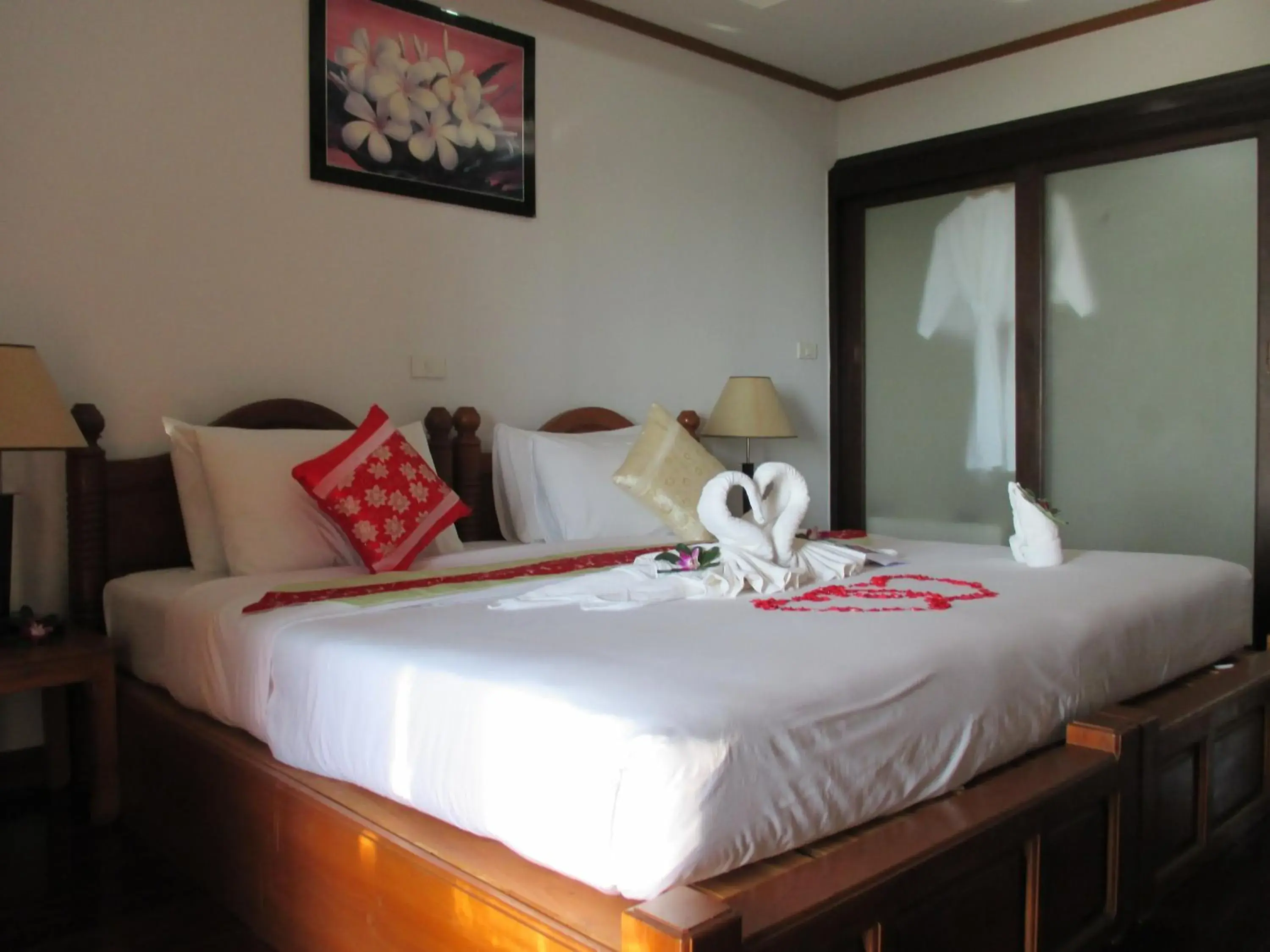 Bed in Lipa Bay Resort