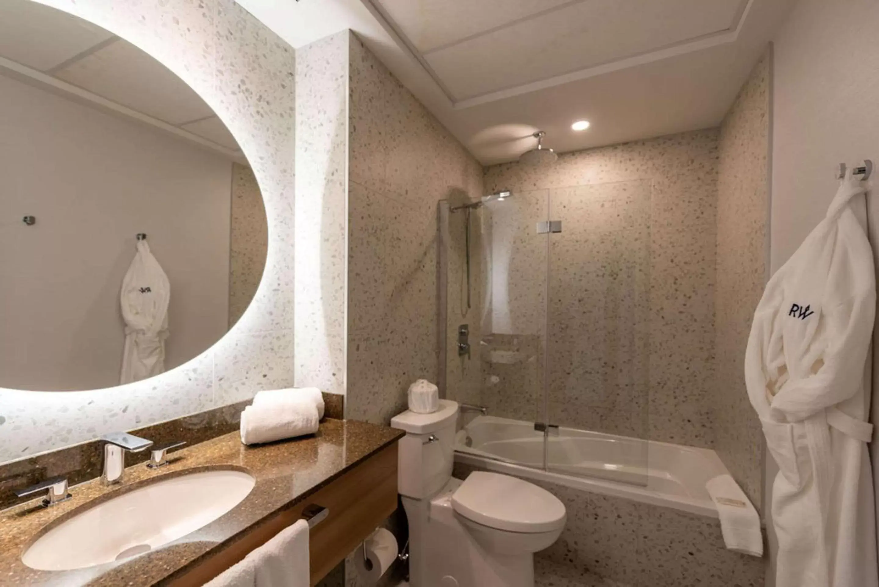 Bathroom in Hotel Royal William, Ascend Hotel Collection