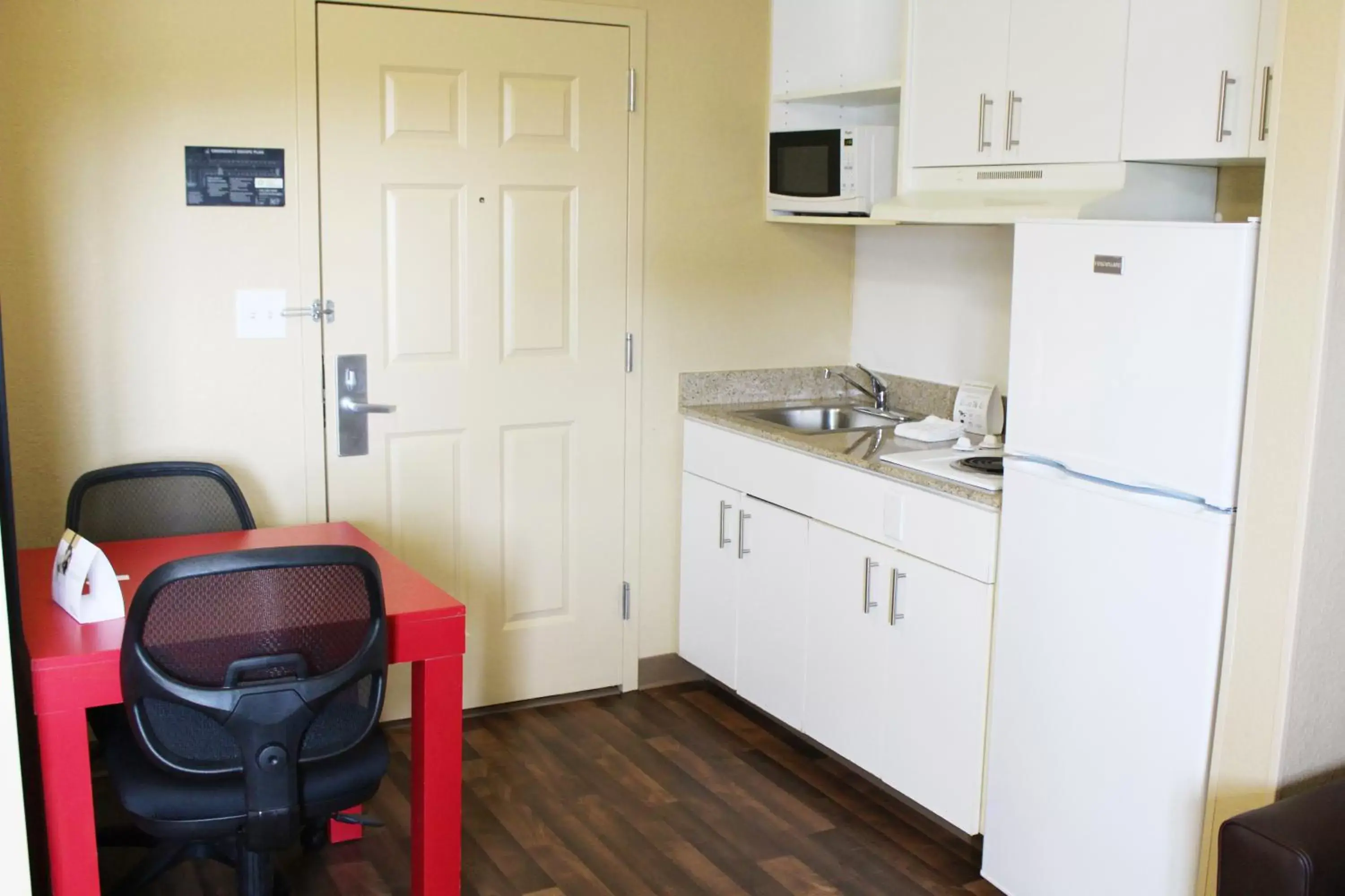 Kitchen or kitchenette, Kitchen/Kitchenette in Extended Stay America Suites - Chesapeake - Greenbrier Circle