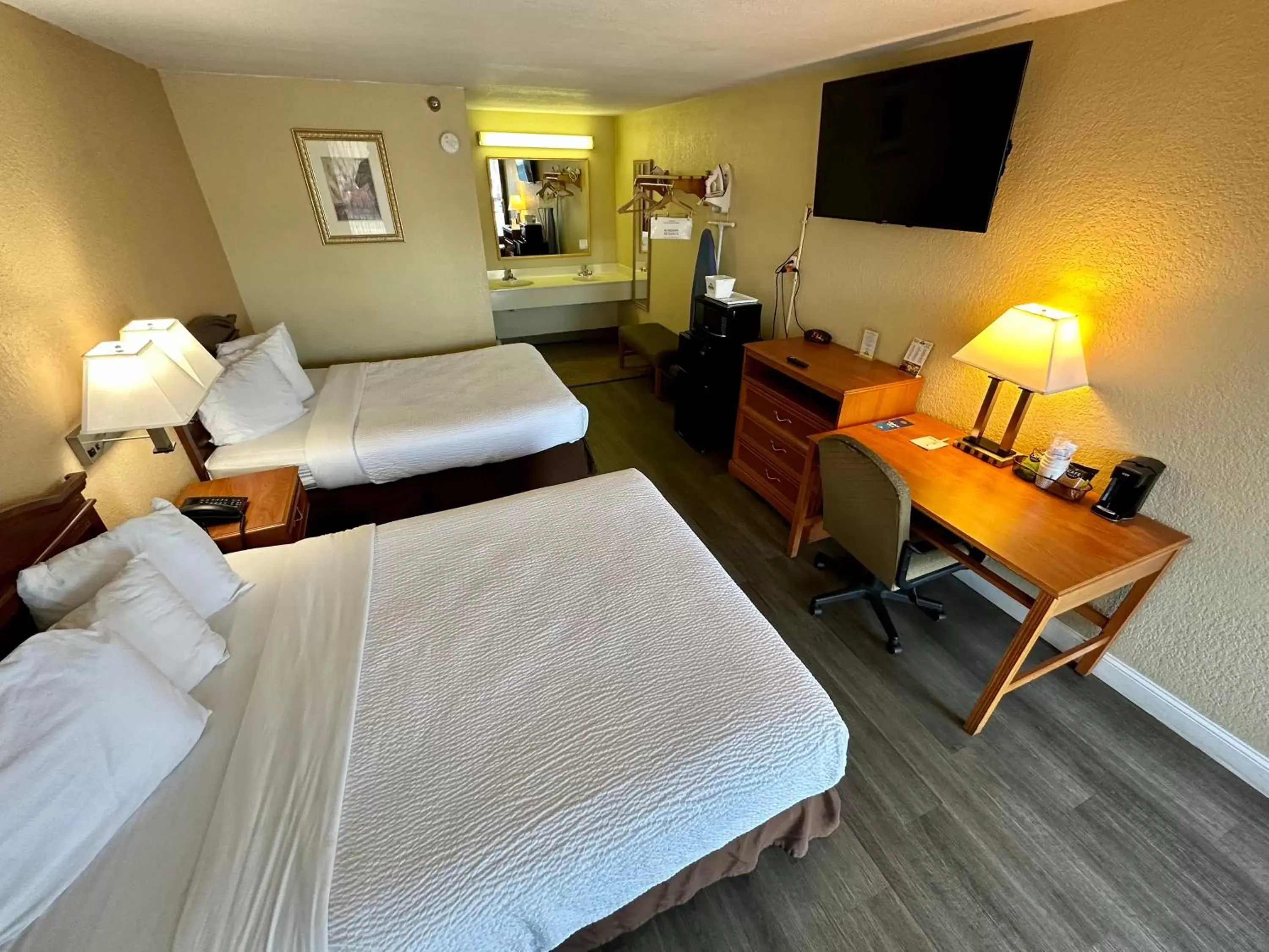 Photo of the whole room, Bed in Days Inn & Suites by Wyndham Pigeon Forge