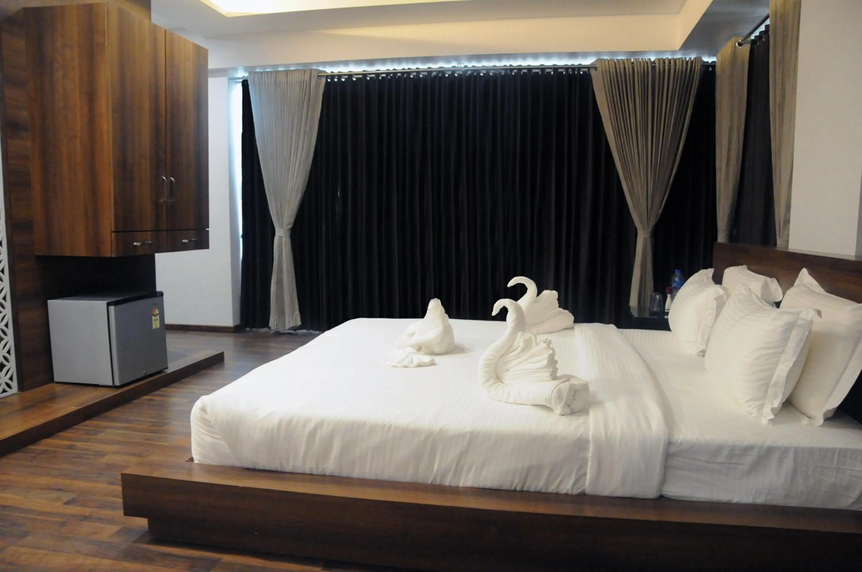 Restaurant/places to eat, Bed in Hotel 3 Leaves NEAR CENTRAL BUS STAND