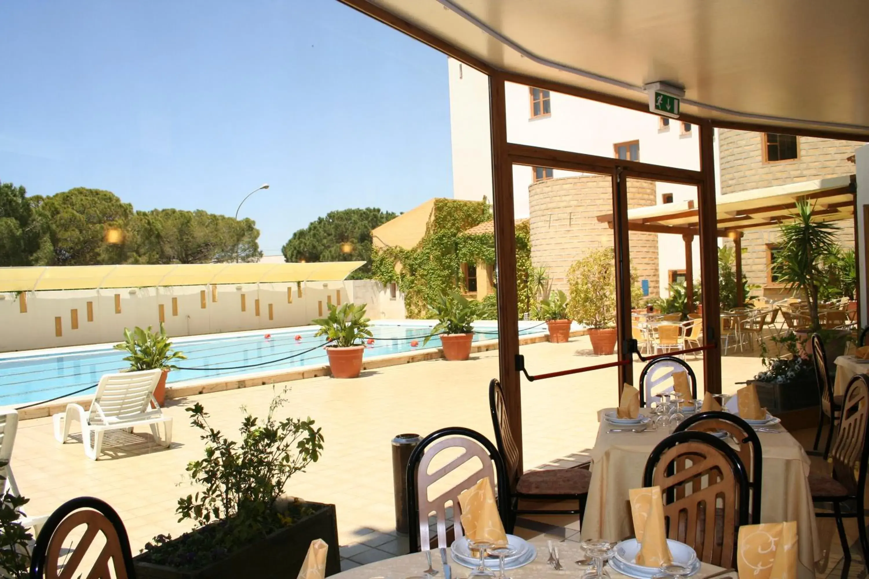 Food and drinks, Swimming Pool in Hotel Tre Torri