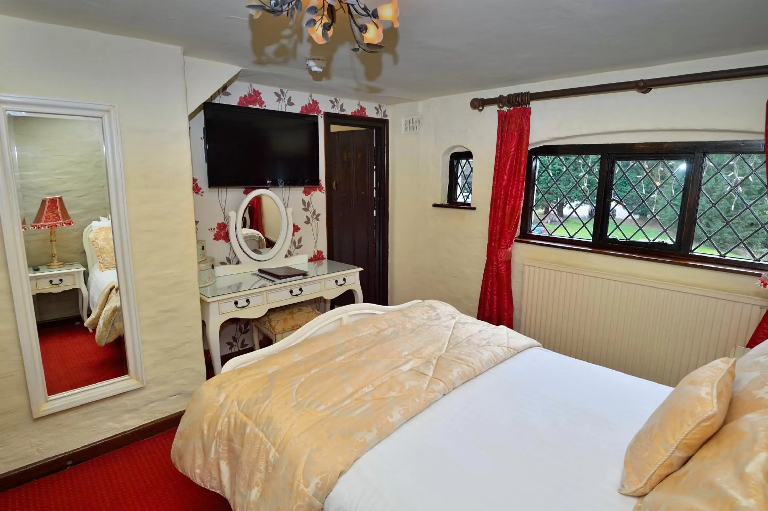 Bedroom, TV/Entertainment Center in The Roundabout Hotel