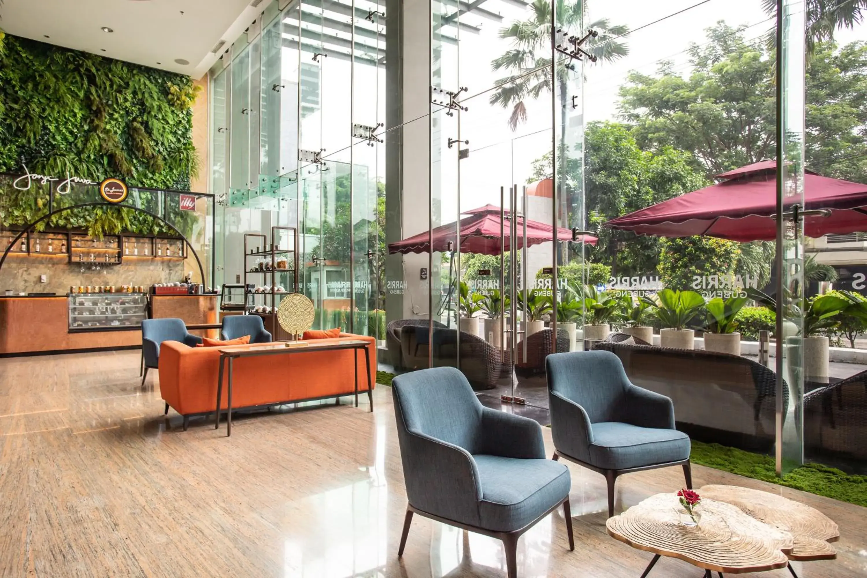 Lobby or reception in HARRIS Hotel & Conventions Gubeng Lobby or reception in HARRIS Hotel & Conventions Gubeng