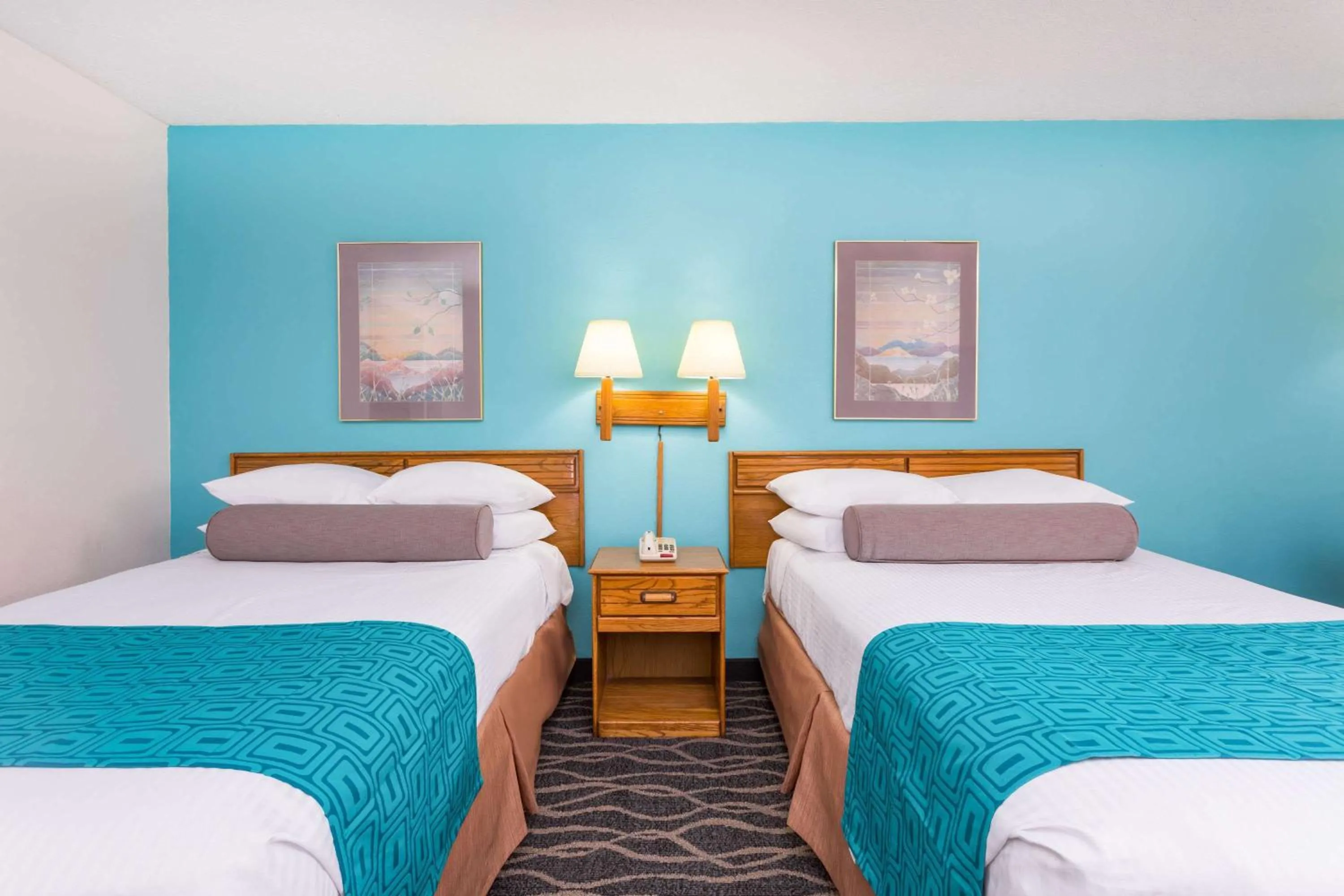 Photo of the whole room, Bed in Howard Johnson by Wyndham Commerce GA