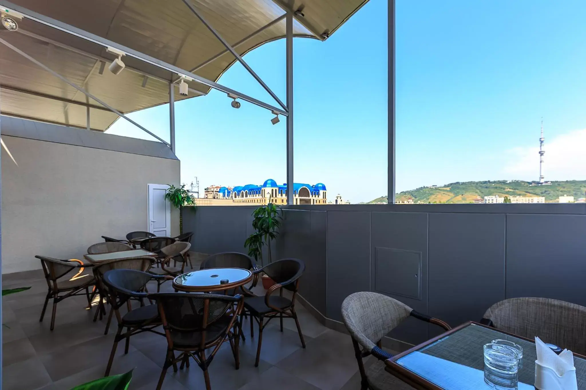 Balcony/Terrace, Restaurant/Places to Eat in Renion Hills Hotel