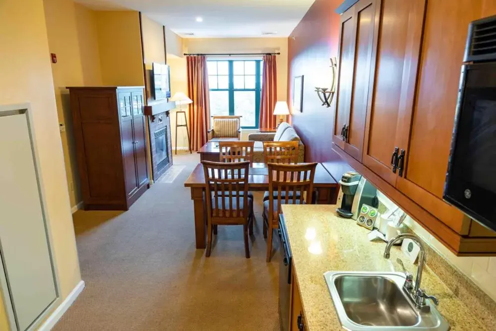 Living room, Kitchen/Kitchenette in The Appalachian at Mountain Creek