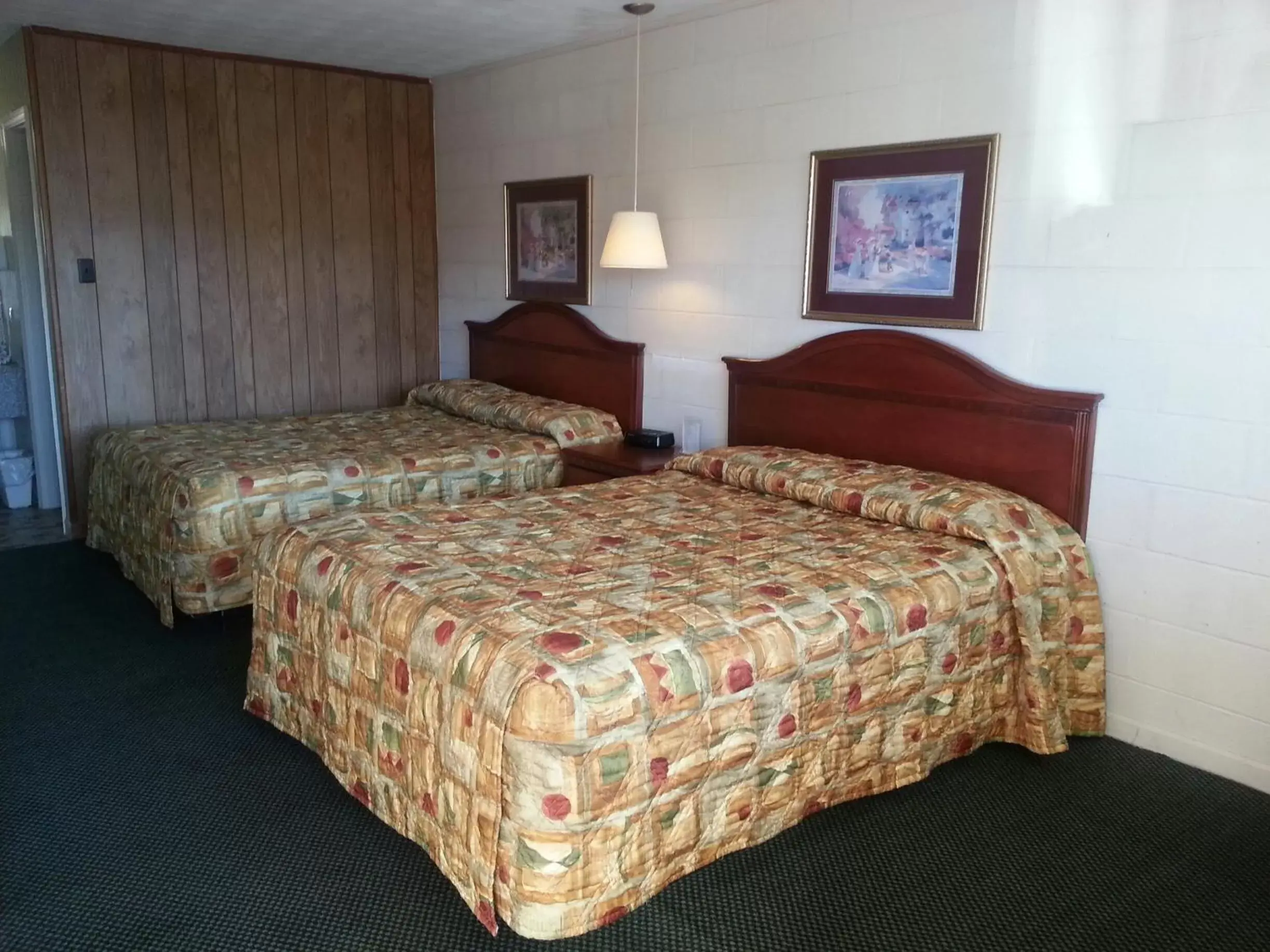 Photo of the whole room, Bed in Budget Inn Natural Bridge