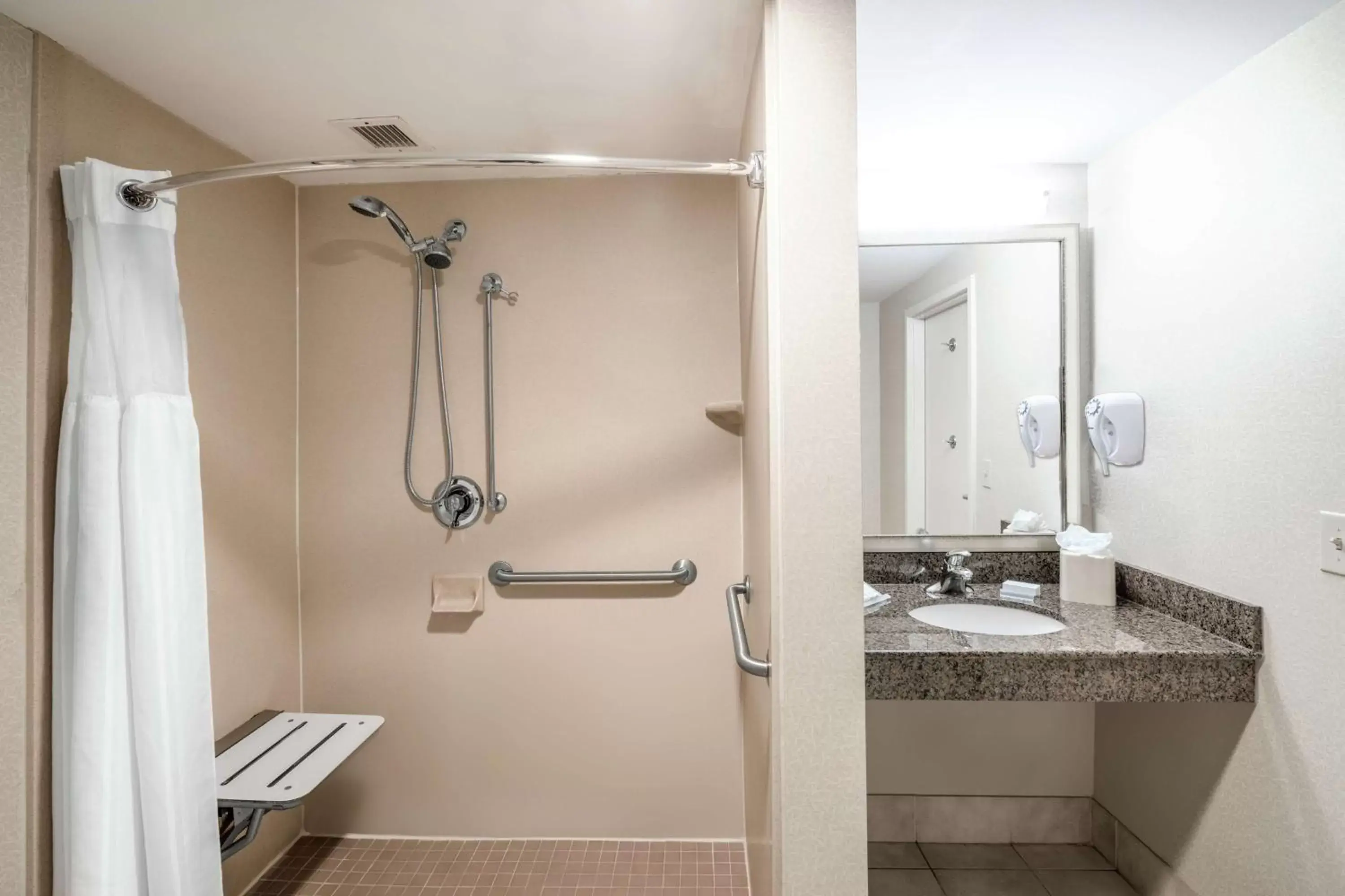 Bathroom in Hilton Garden Inn Richmond Airport