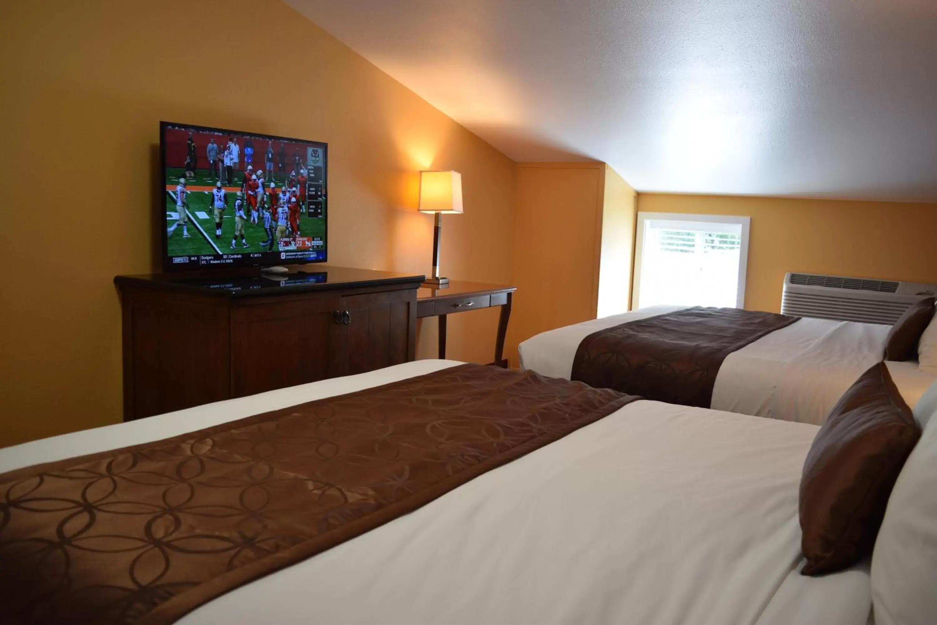 TV and multimedia, Bed in Dew Drop Inn TV and multimedia, Bed in Dew Drop Inn
