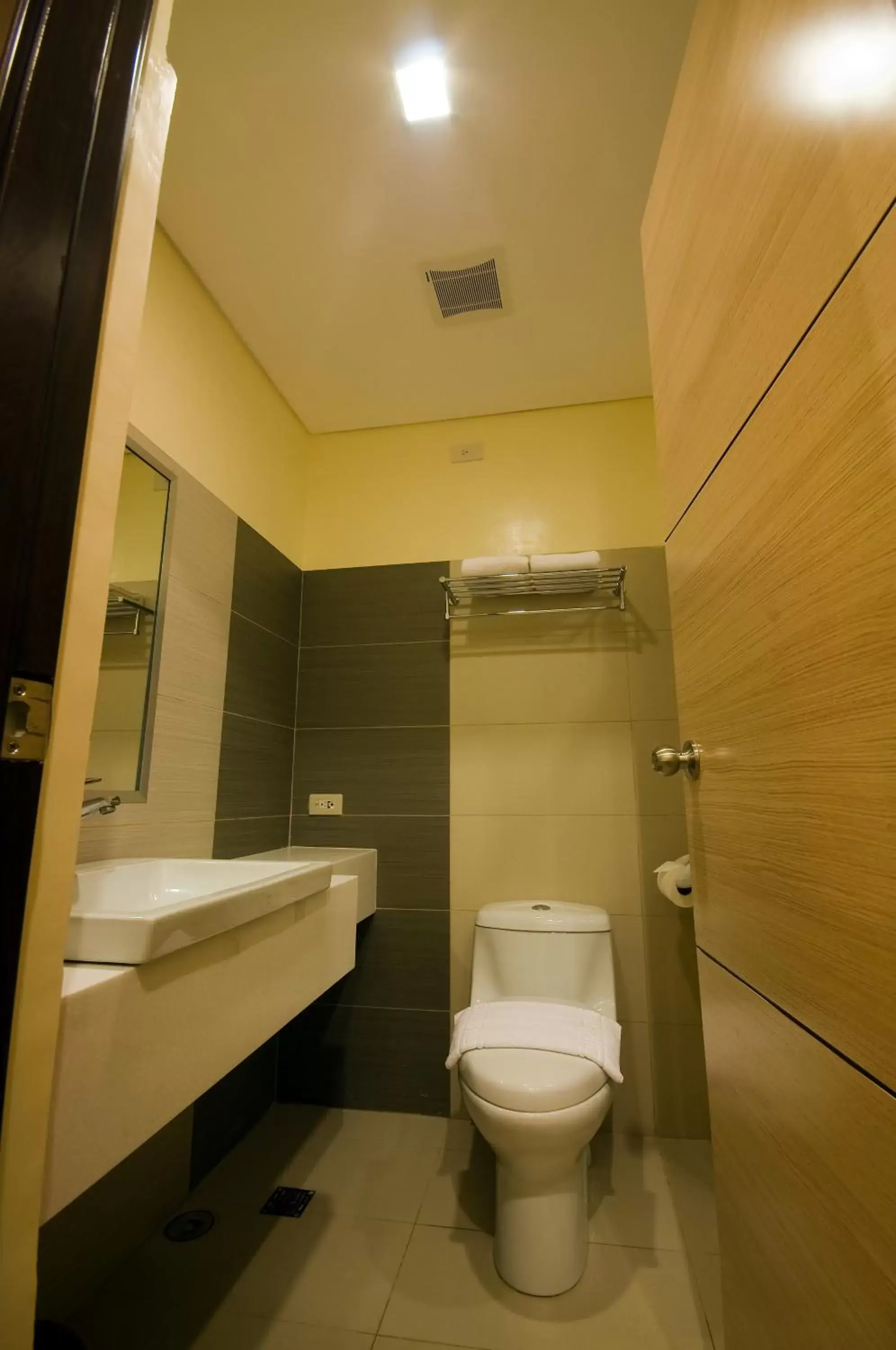 Bathroom in Go Hotels Dumaguete