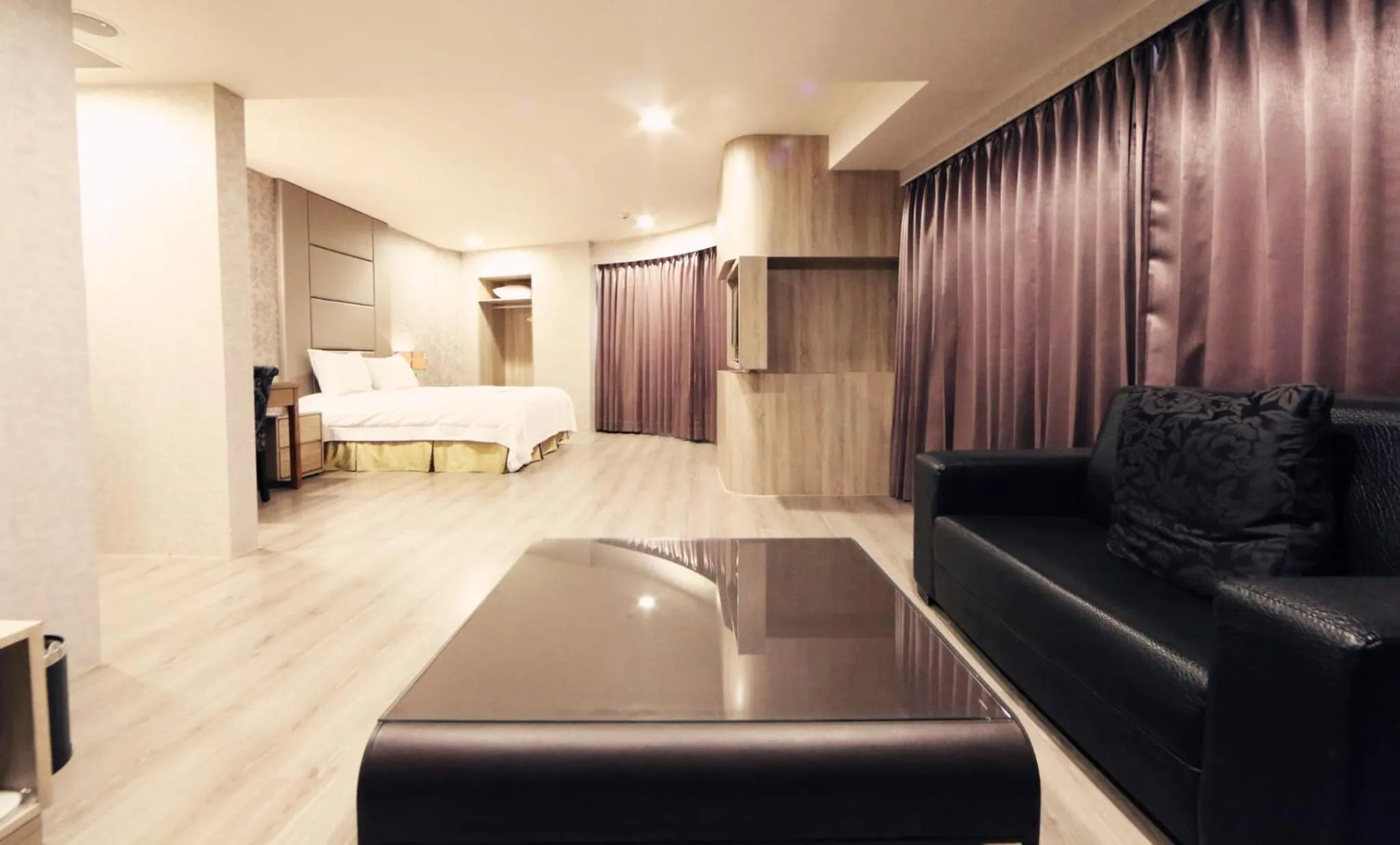 Living room, Bed in Grand Earl Hotel