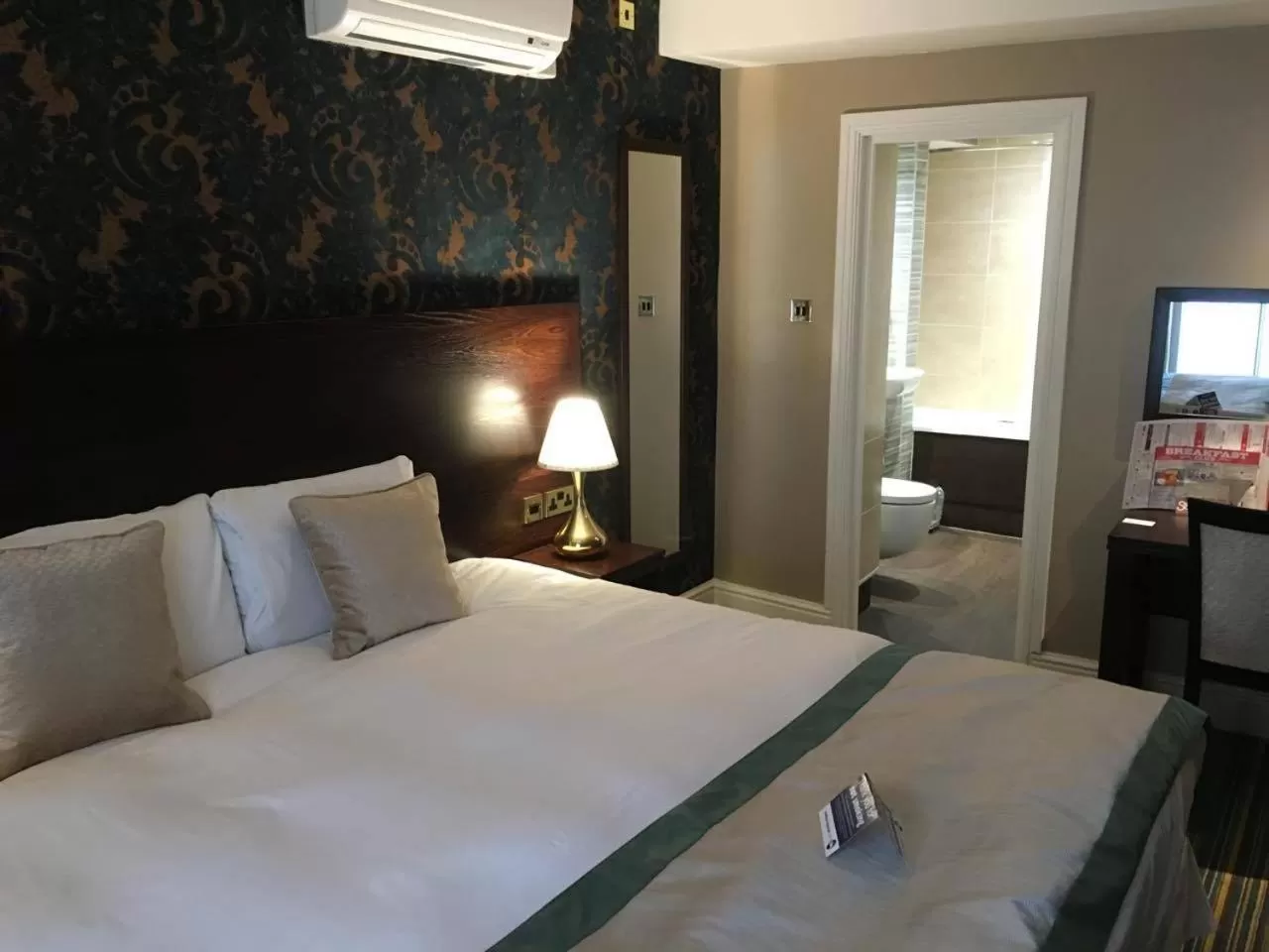 Bedroom, Bed in The Wyndham Arms-Wetherspoon