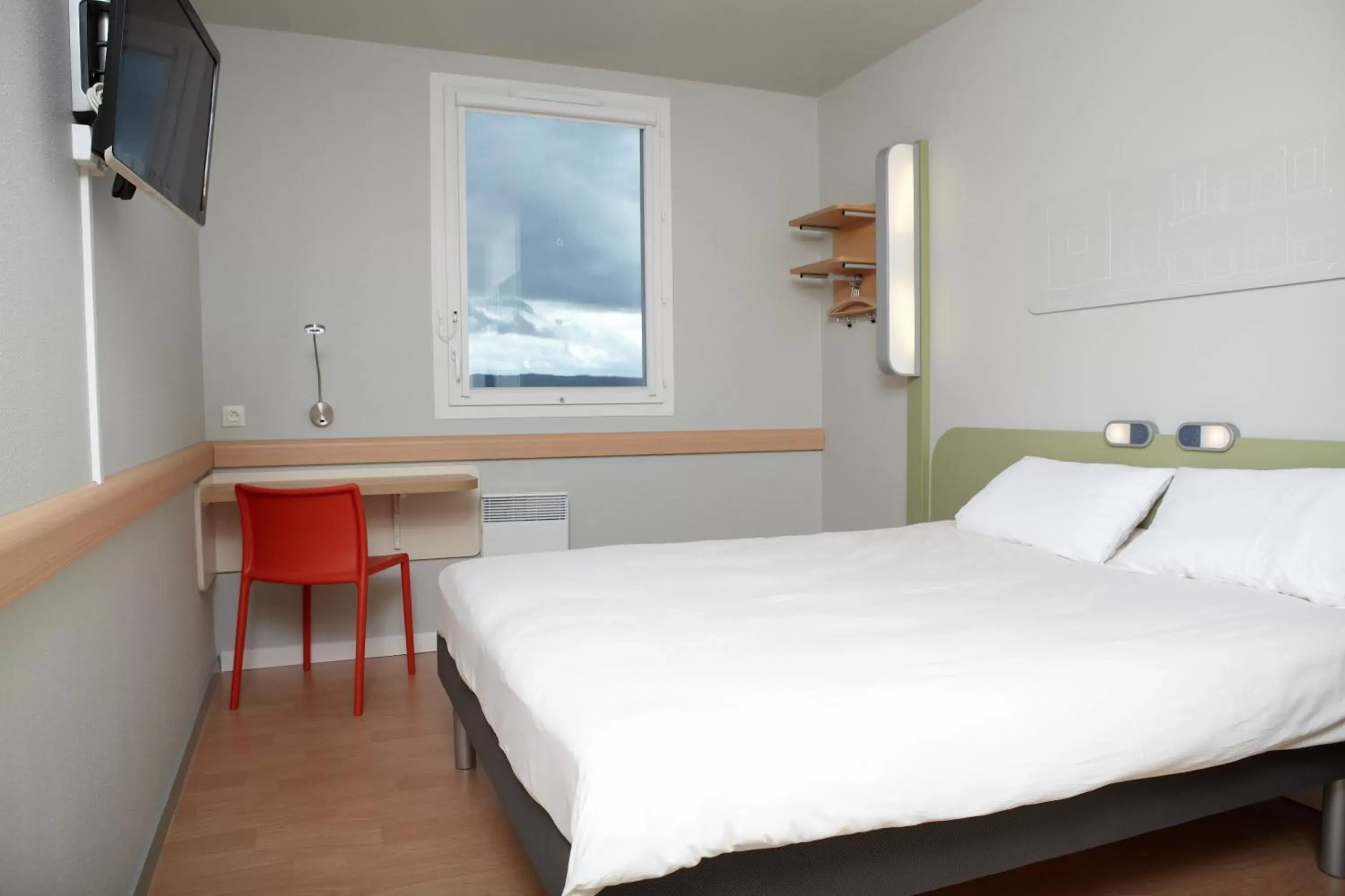 Photo of the whole room, Bed in ibis budget Pontarlier