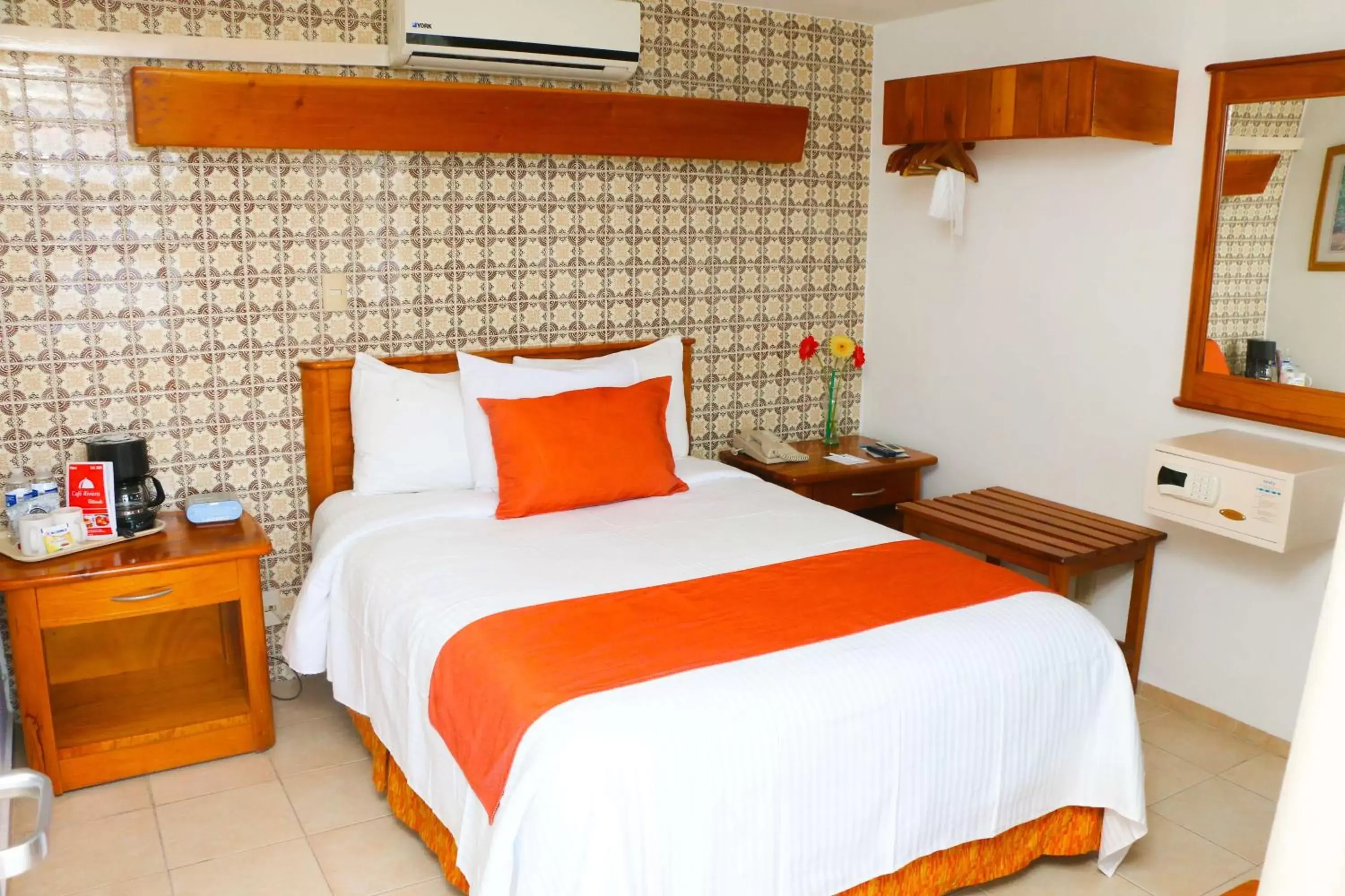 Photo of the whole room, Bed in Best Western Riviera Tuxpan