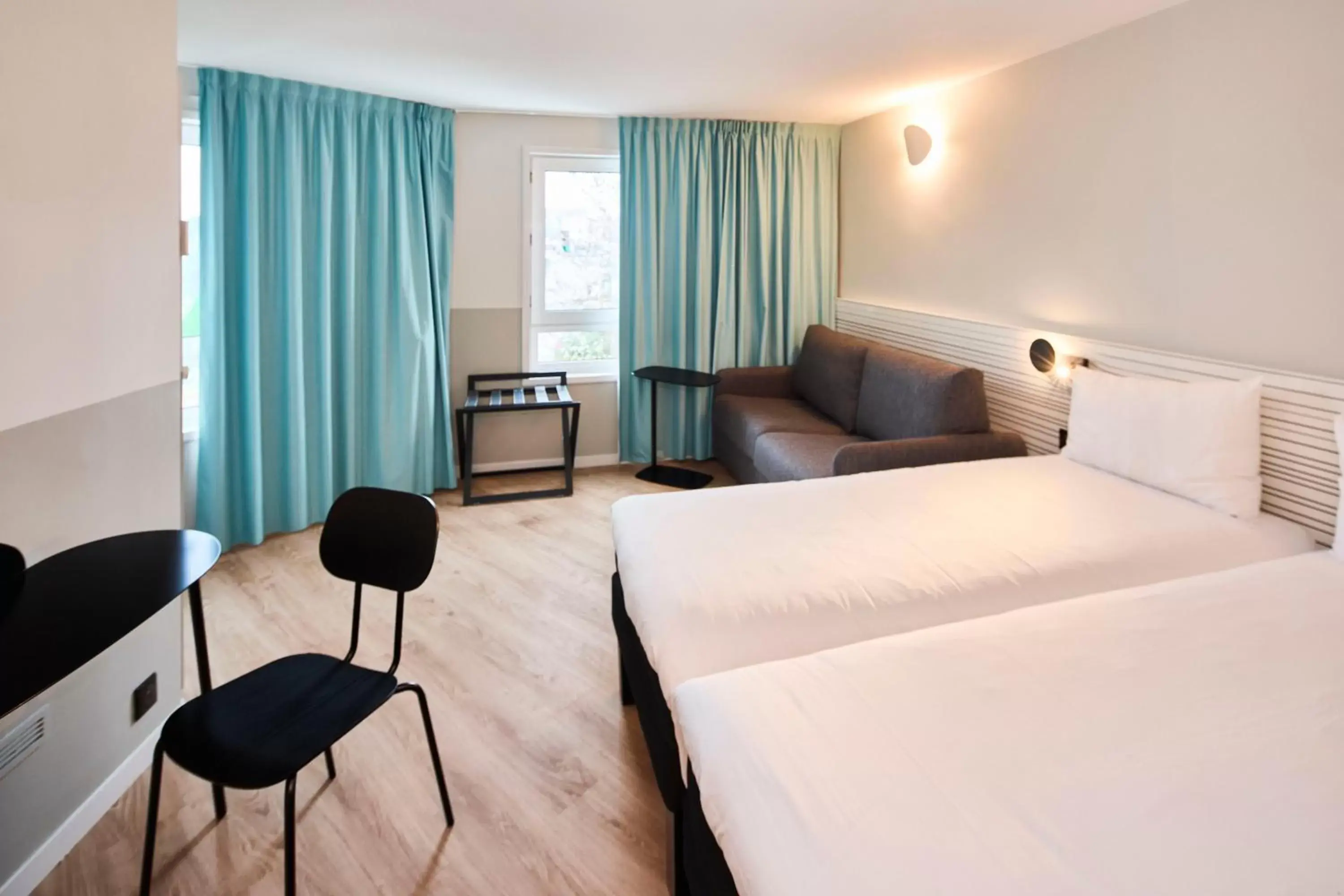 Photo of the whole room in ibis Styles Paris Poissy