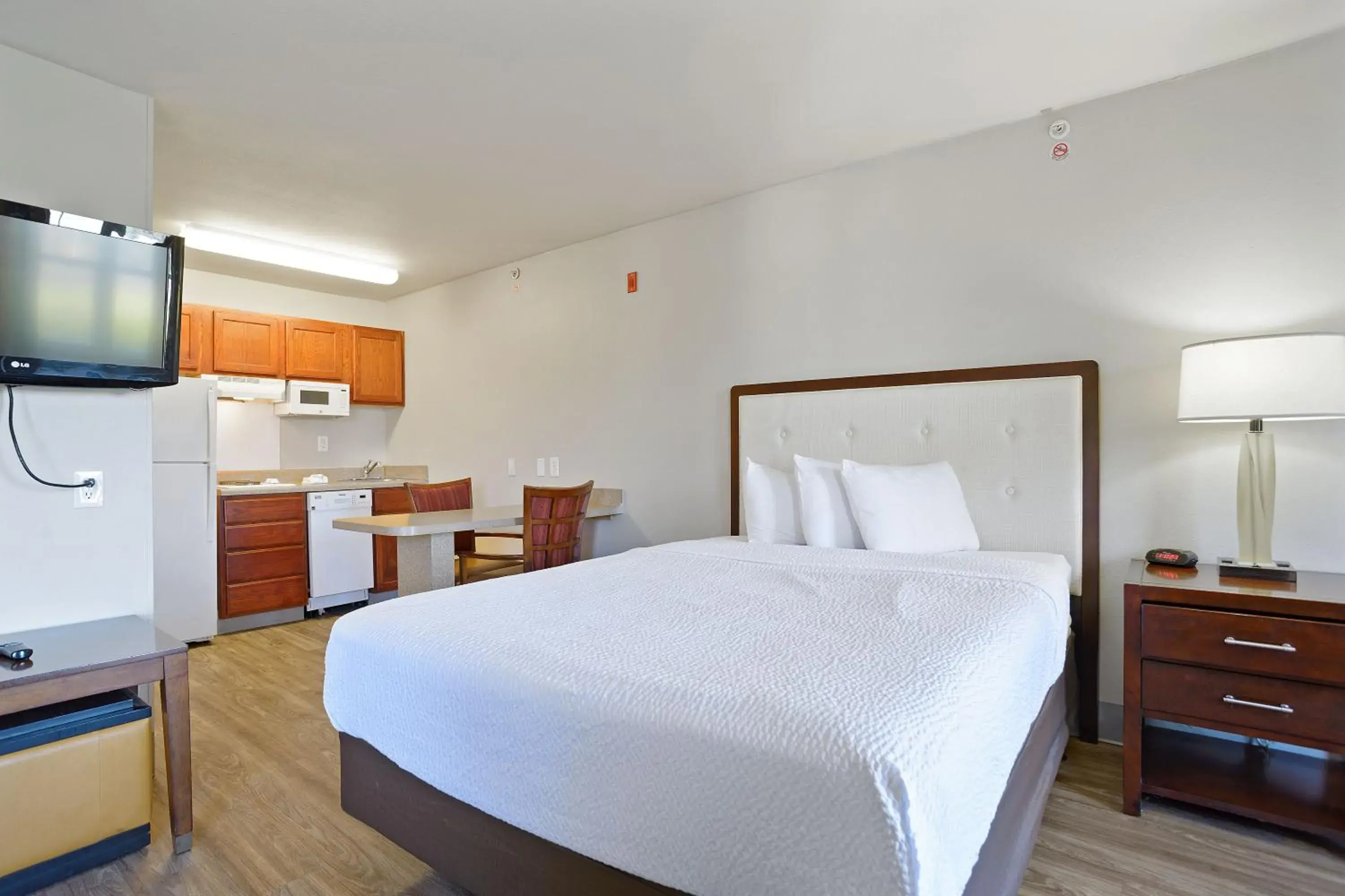 Bed in Extended Stay America Suites - Kansas City - Lenexa - 87th St