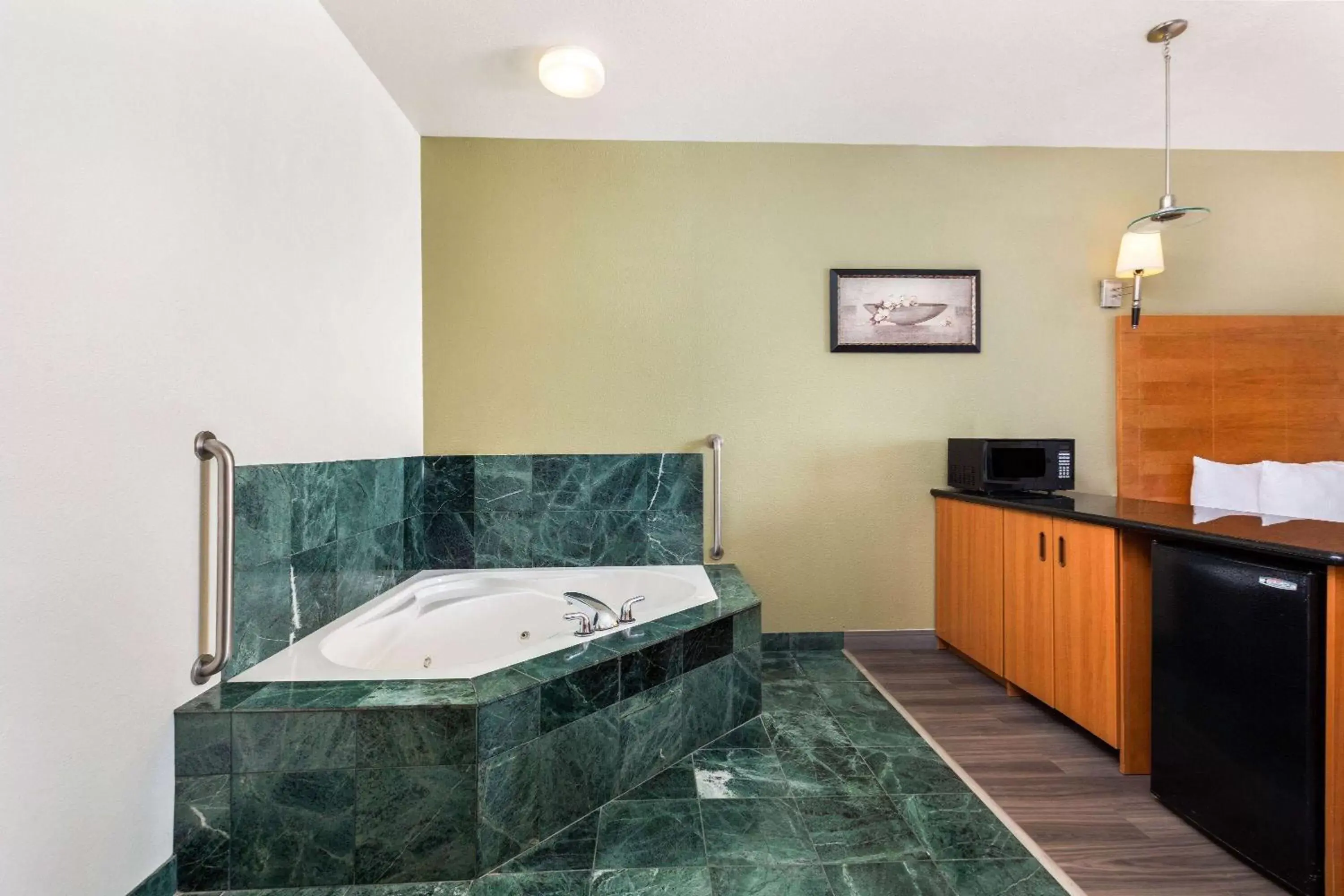 Bed, Bathroom in La Quinta Inn & Suites by Wyndham Tulare