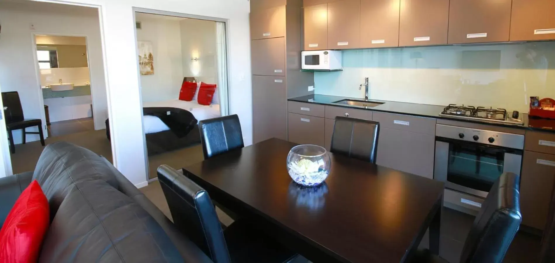 Kitchen or kitchenette, Dining Area in Swiss-Belsuites Pounamu Queenstown