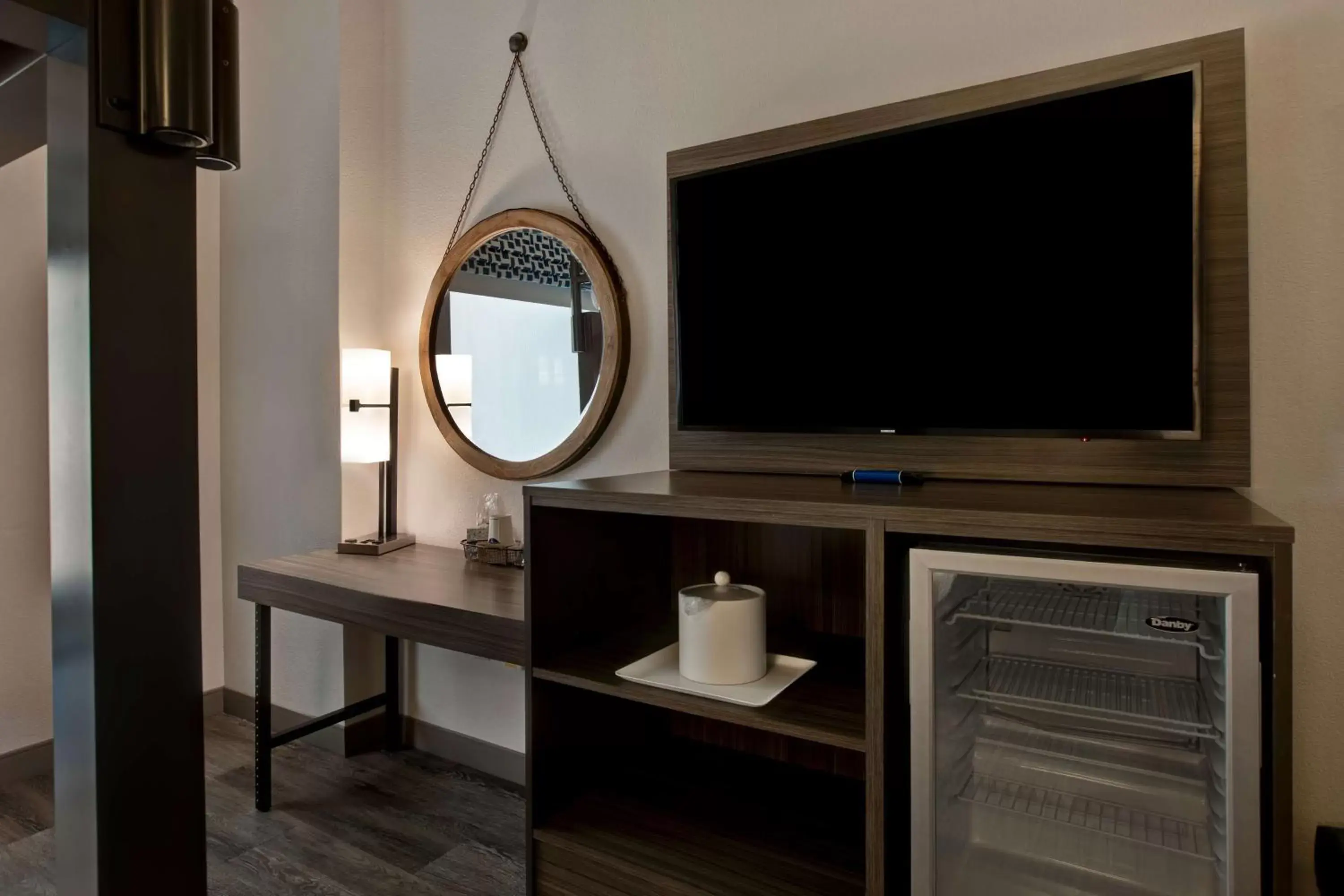 Bedroom, TV/Entertainment Center in Hampton Inn & Suites San Antonio Riverwalk