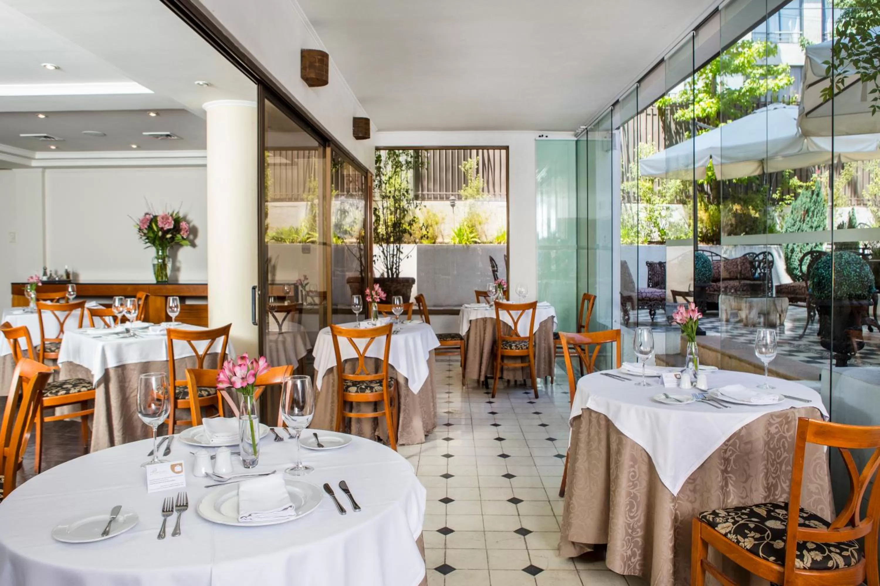 Restaurant/places to eat in Park Plaza Bonaparte Boutique