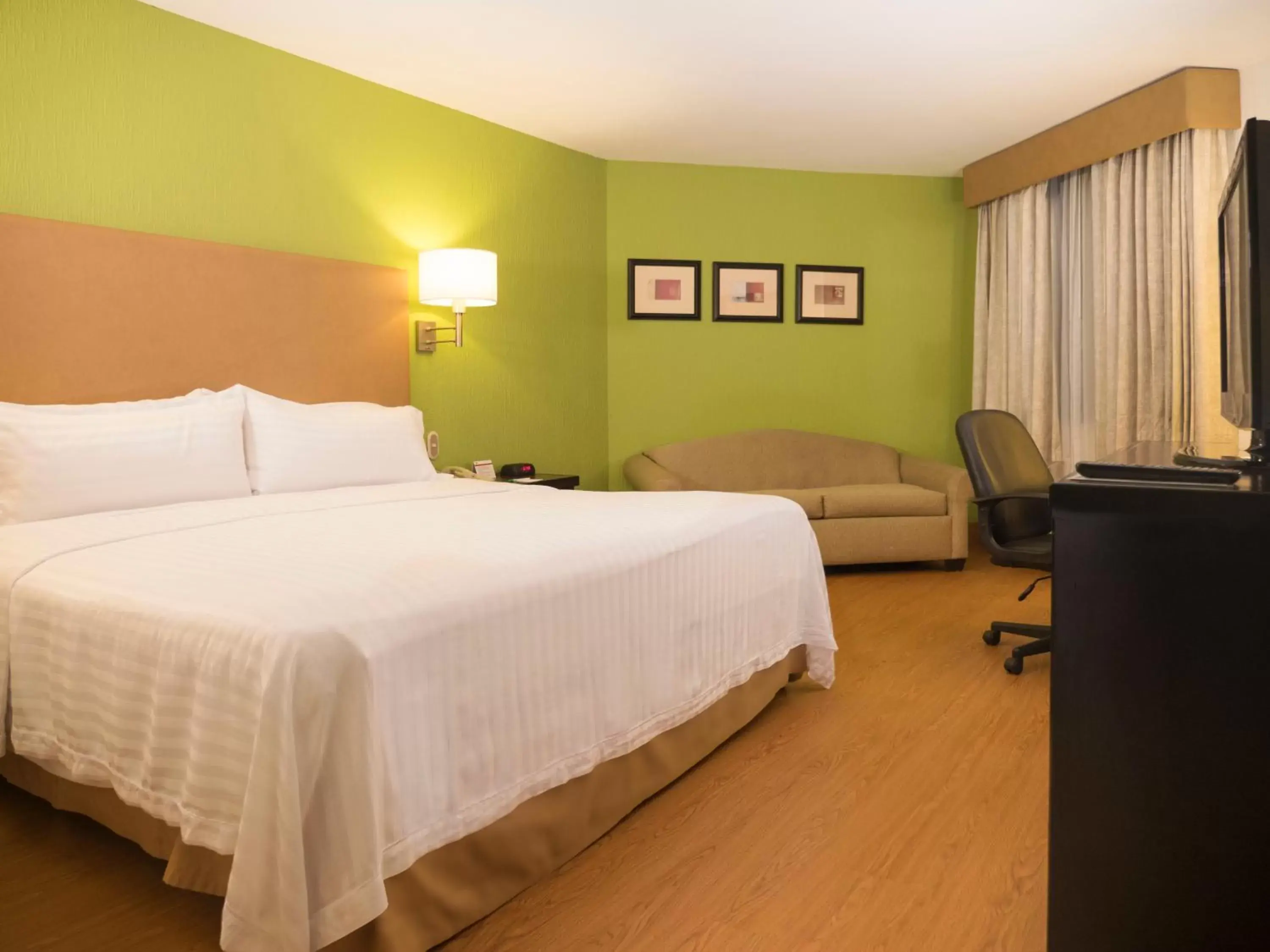 Photo of the whole room, Bed in Holiday Inn Tijuana Zona Rio, an IHG Hotel