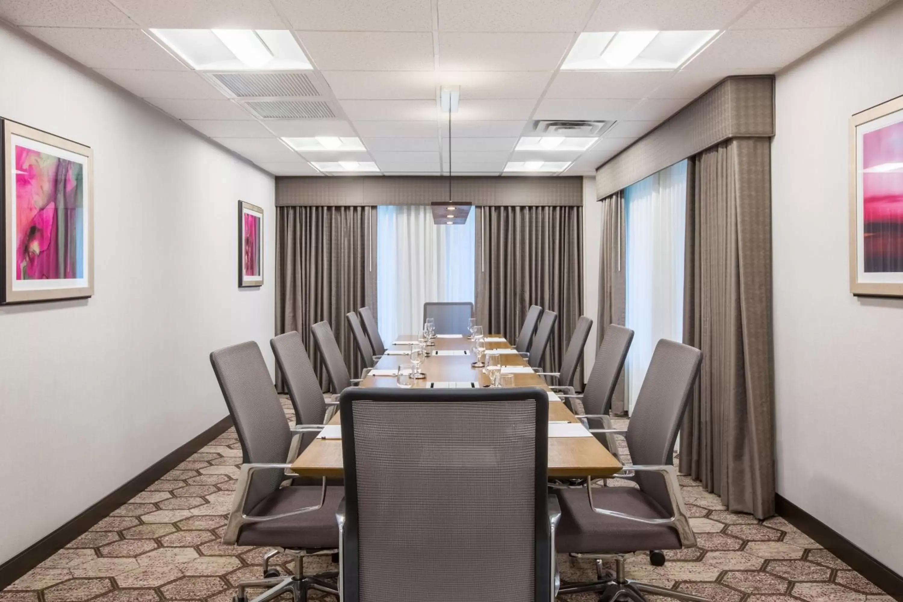 Meeting/conference room in Crowne Plaza Portland - Lake Oswego, an IHG Hotel