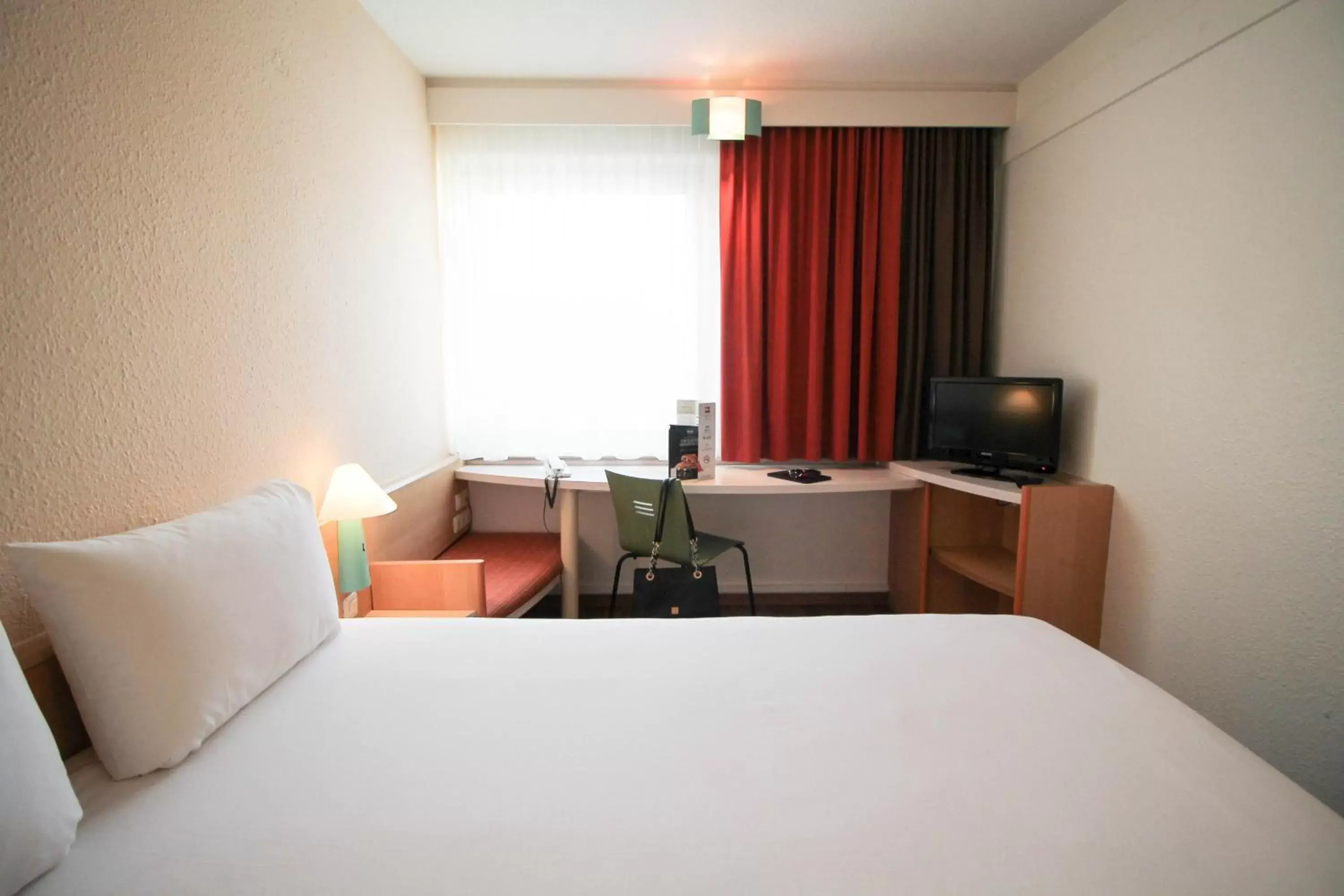 Photo of the whole room, Bed in ibis Hotel Düsseldorf Hauptbahnhof